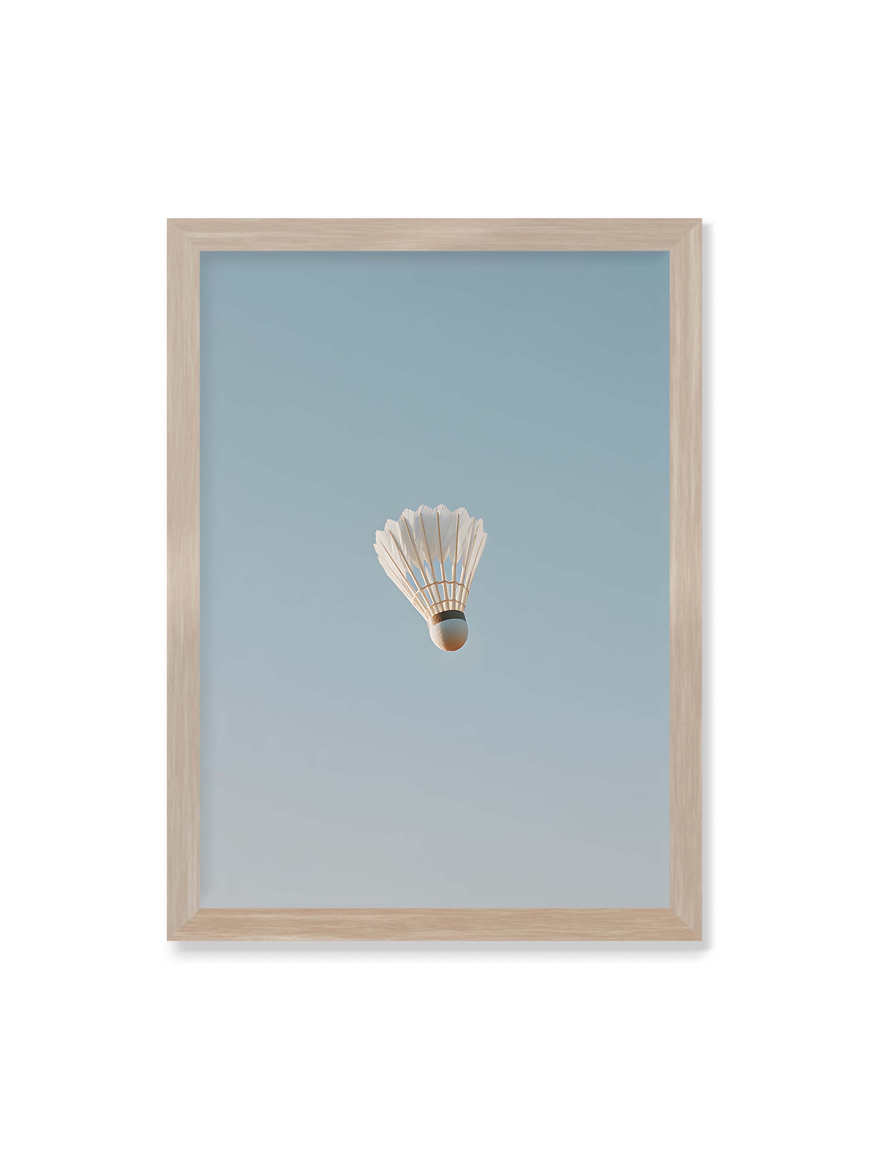 50x70 cm ohne Galerie-Rand im Eichenrahmen – Weißer Federball schwebt zentriert vor hellblauem Himmel, minimalistische Komposition mit viel Freiraum.