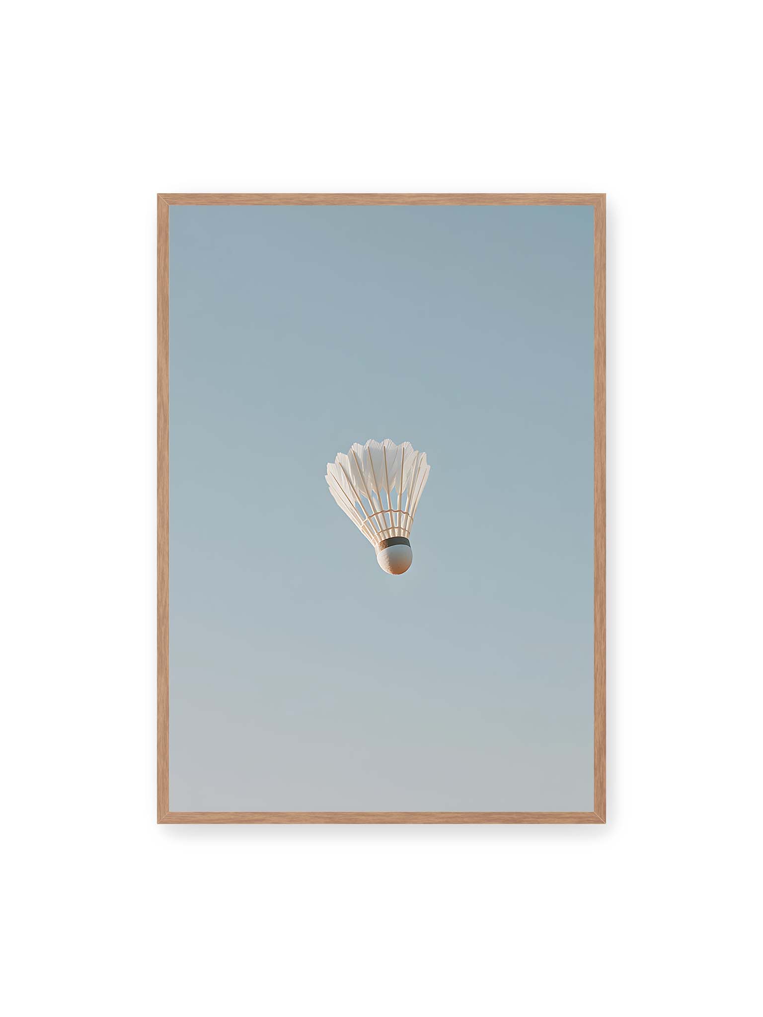 70x100 cm, Eichenrahmen – Weißer Federball schwebt zentriert vor hellblauem Himmel, minimalistische Komposition mit viel Freiraum.