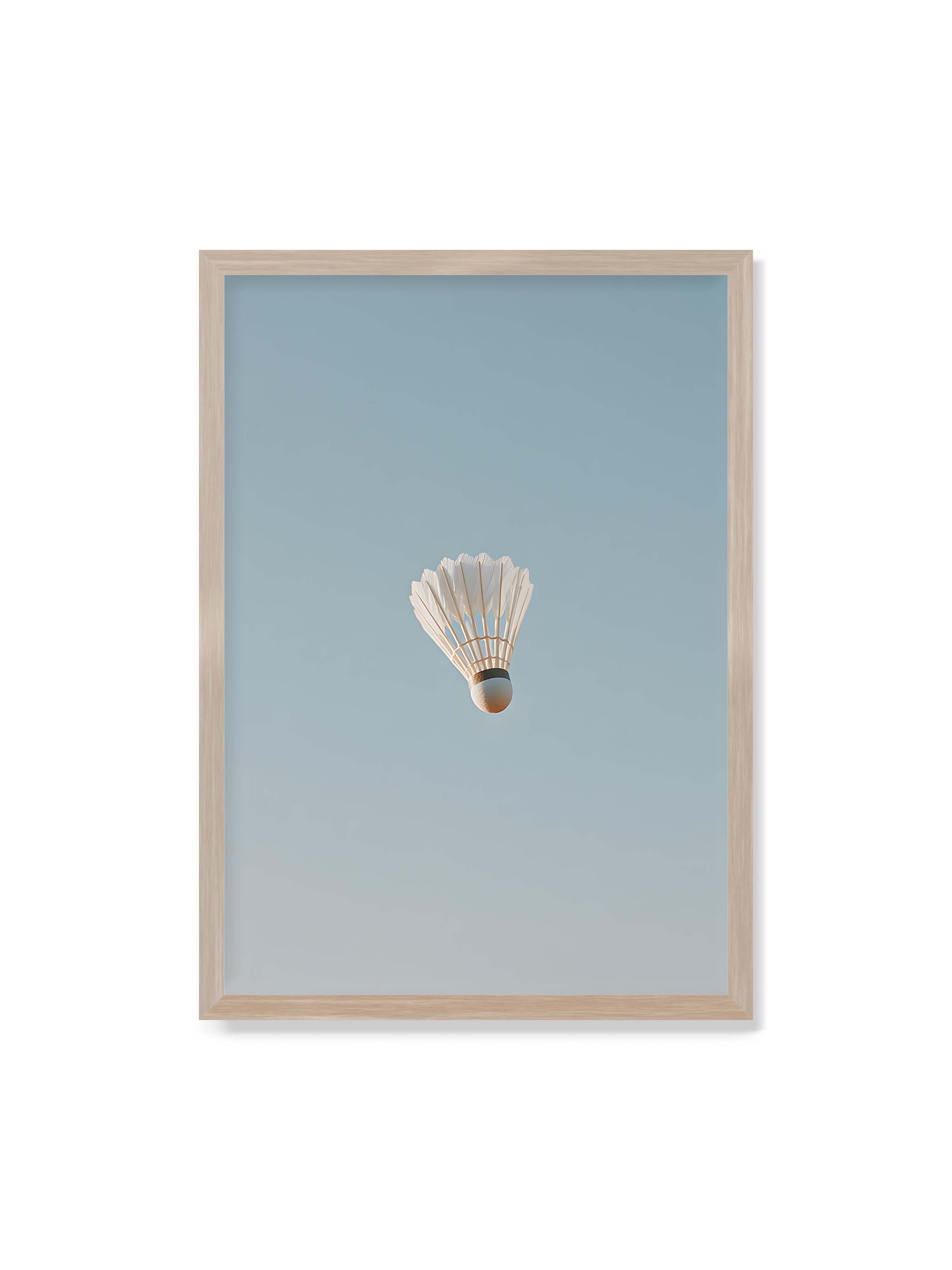 70x100 cm ohne Galerie-Rand im Eichenrahmen – Weißer Federball schwebt zentriert vor hellblauem Himmel, minimalistische Komposition mit viel Freiraum.