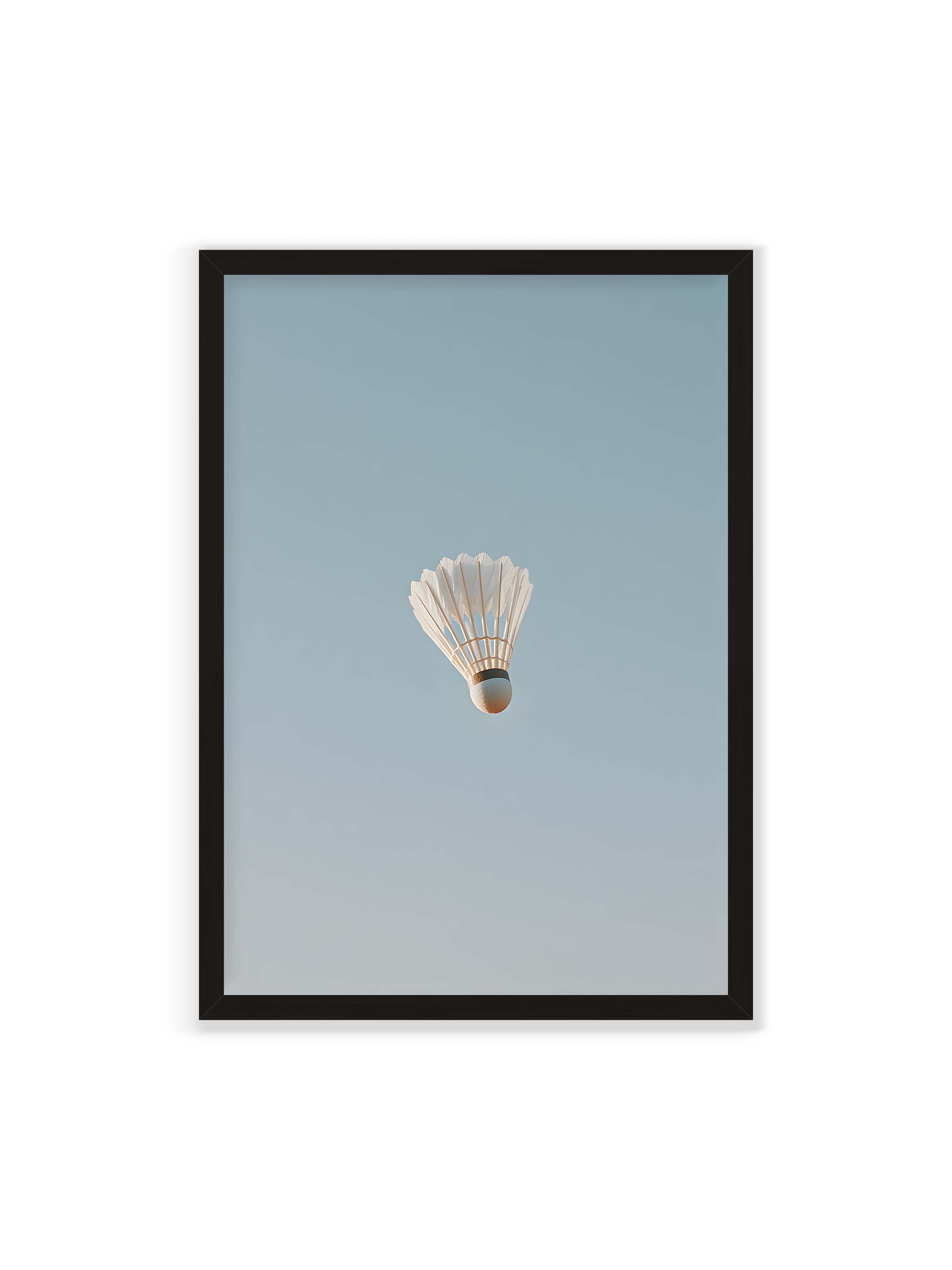 70x100 cm ohne Galerie-Rand mit schwarzem Rahmen – Weißer Federball schwebt zentriert vor hellblauem Himmel, minimalistische Komposition mit viel Freiraum.