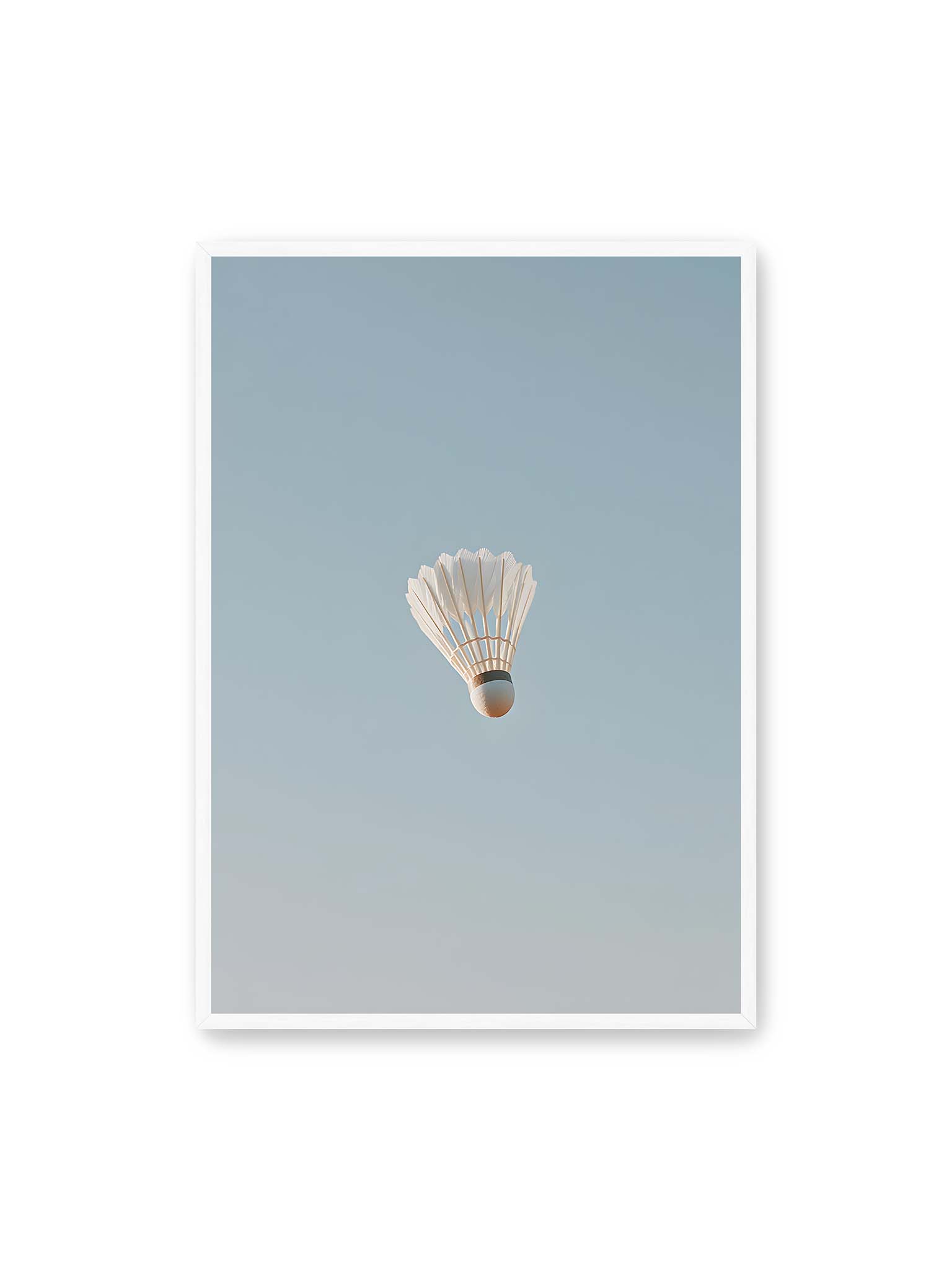 70x100 cm, weißer Rahmen – Weißer Federball schwebt zentriert vor hellblauem Himmel, minimalistische Komposition mit viel Freiraum.