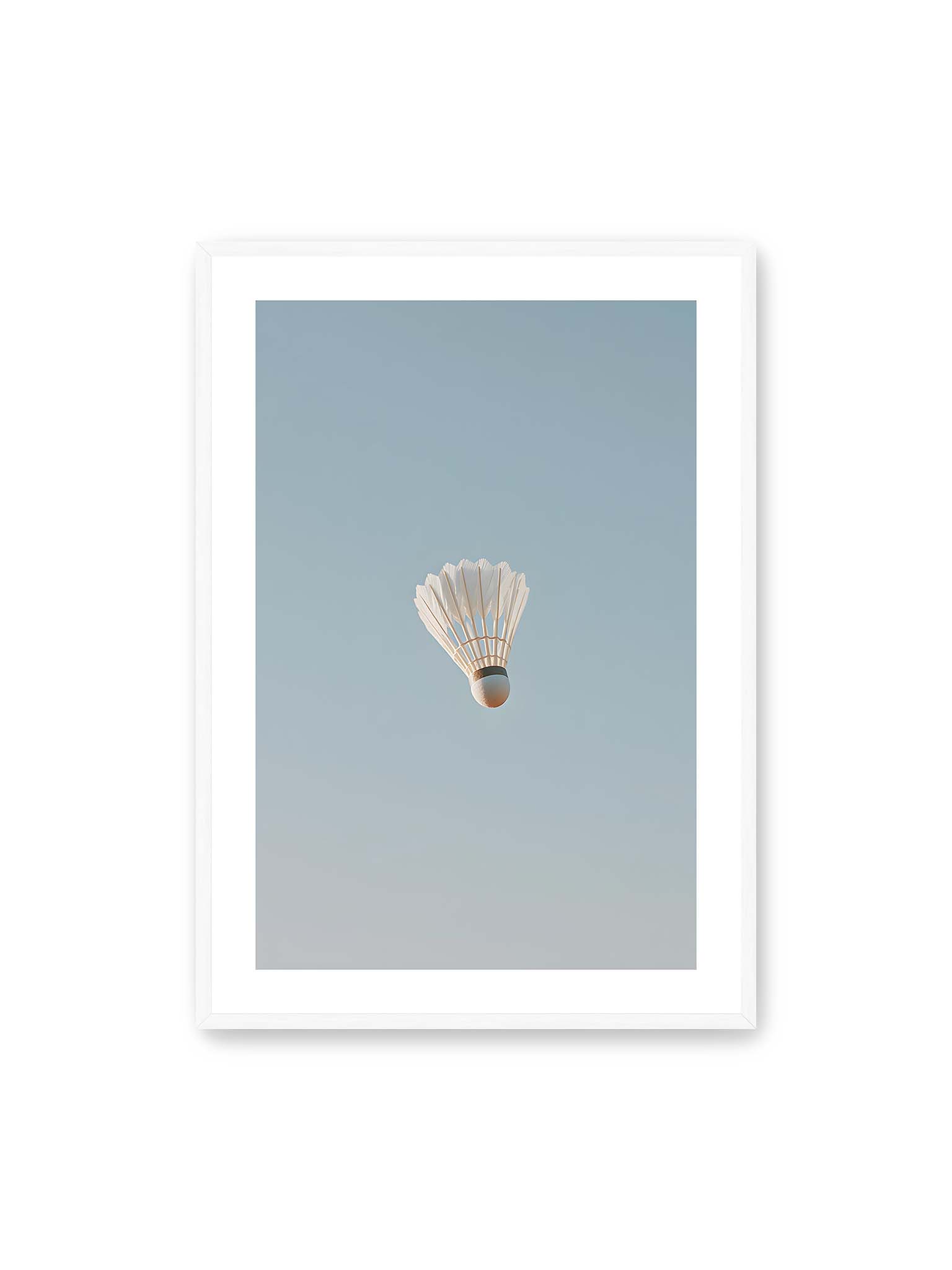 70x100 cm, weißer Galerie-Rand, weißer Rahmen – Weißer Federball schwebt zentriert vor hellblauem Himmel, minimalistische Komposition mit viel Freiraum.