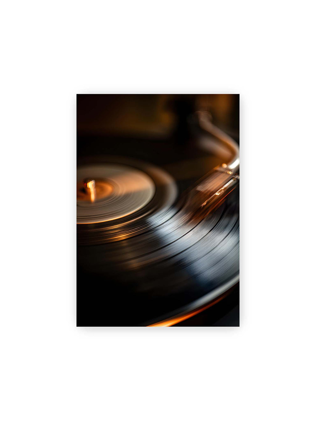 21x30 cm – Nahaufnahme einer drehenden Vinyl-Schallplatte mit Tonarm im warmen Licht, sichtbare Rillen und Bewegungsunschärfe.