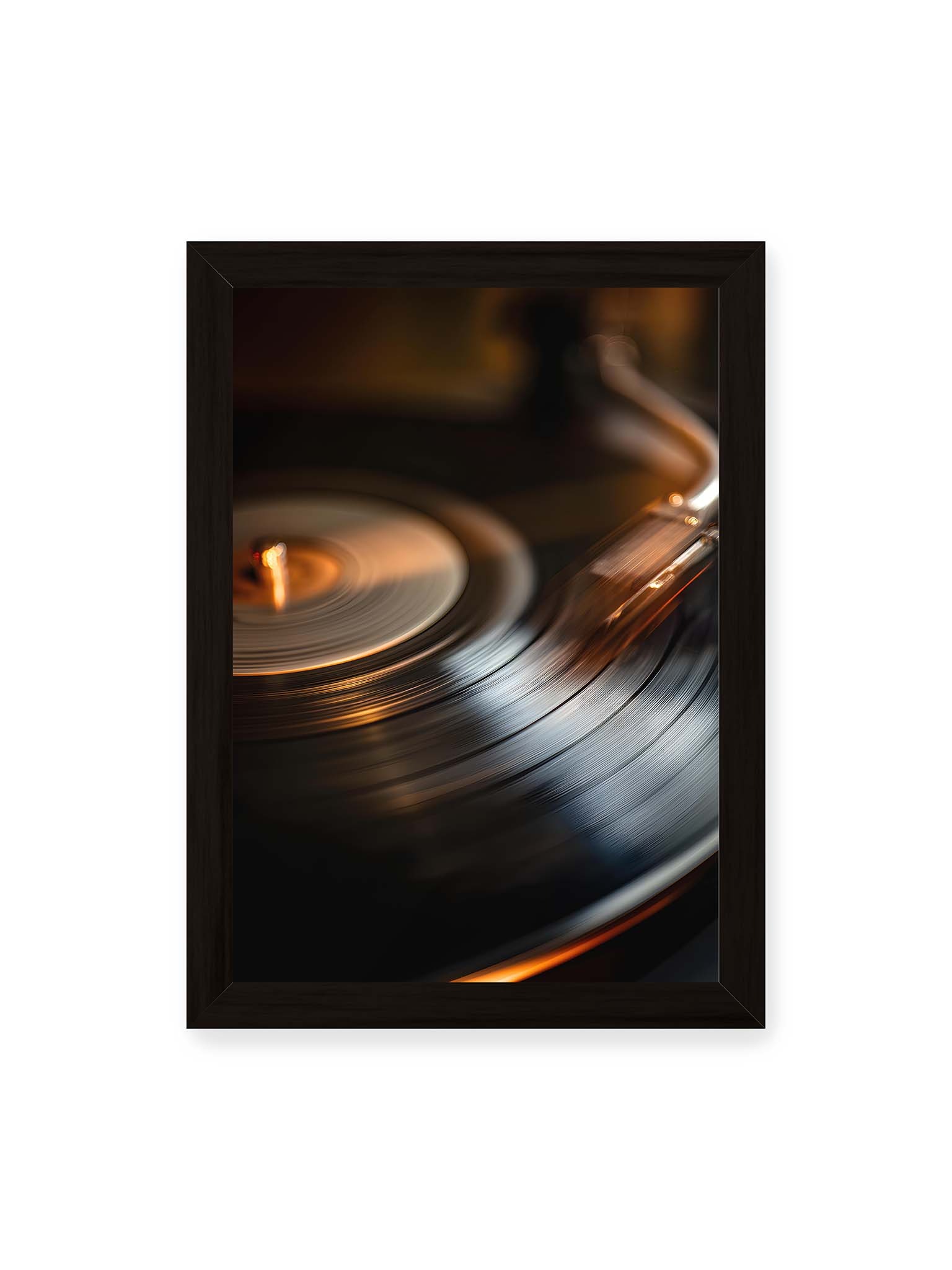 21x30 cm, schwarzer Rahmen – Nahaufnahme einer drehenden Vinyl-Schallplatte mit Tonarm im warmen Licht, sichtbare Rillen und Bewegungsunschärfe.