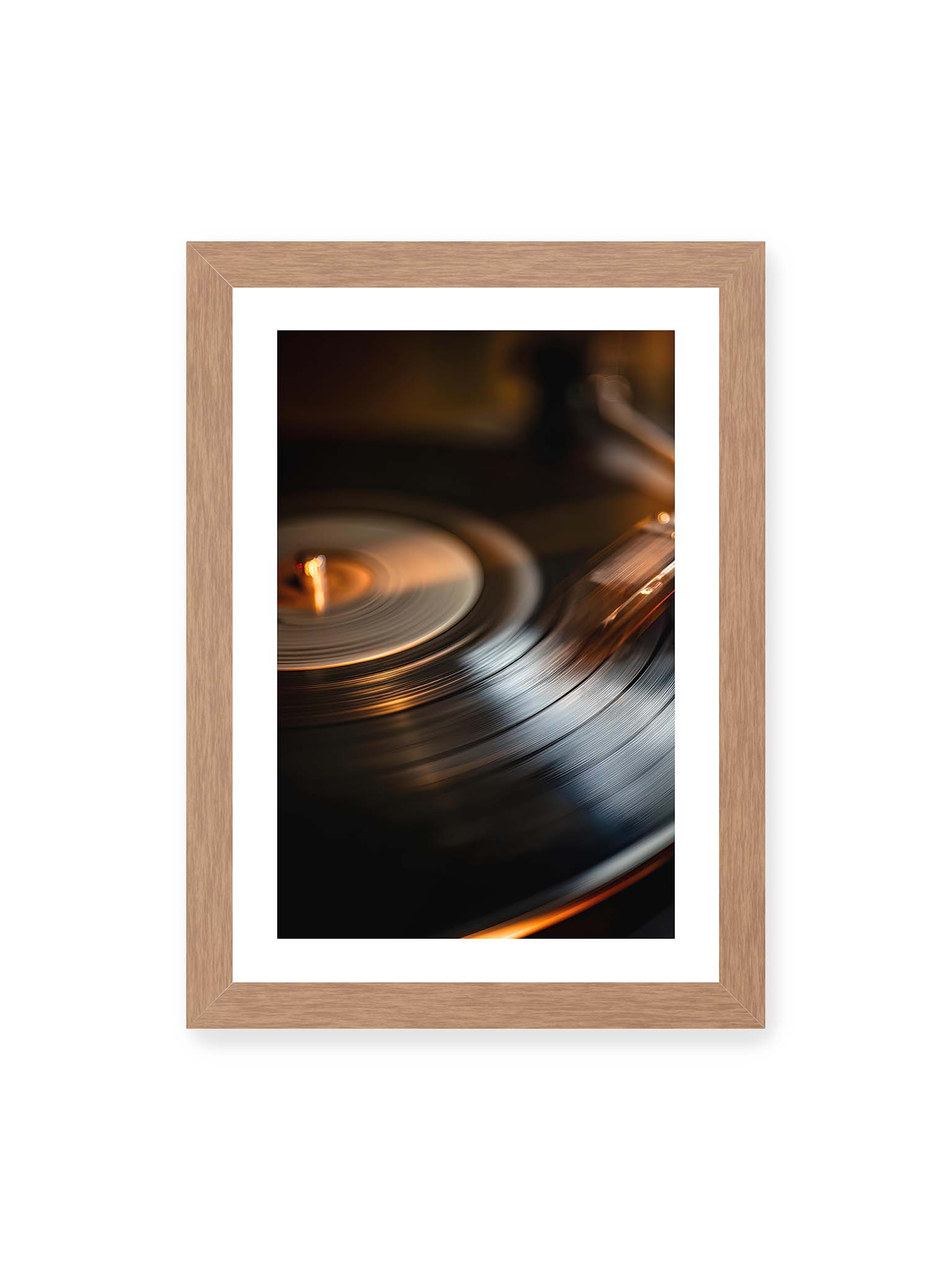 21x30 cm, weißer Galerie-Rand, Eichenrahmen – Nahaufnahme einer drehenden Vinyl-Schallplatte mit Tonarm im warmen Licht, sichtbare Rillen und Bewegungsunschärfe.
