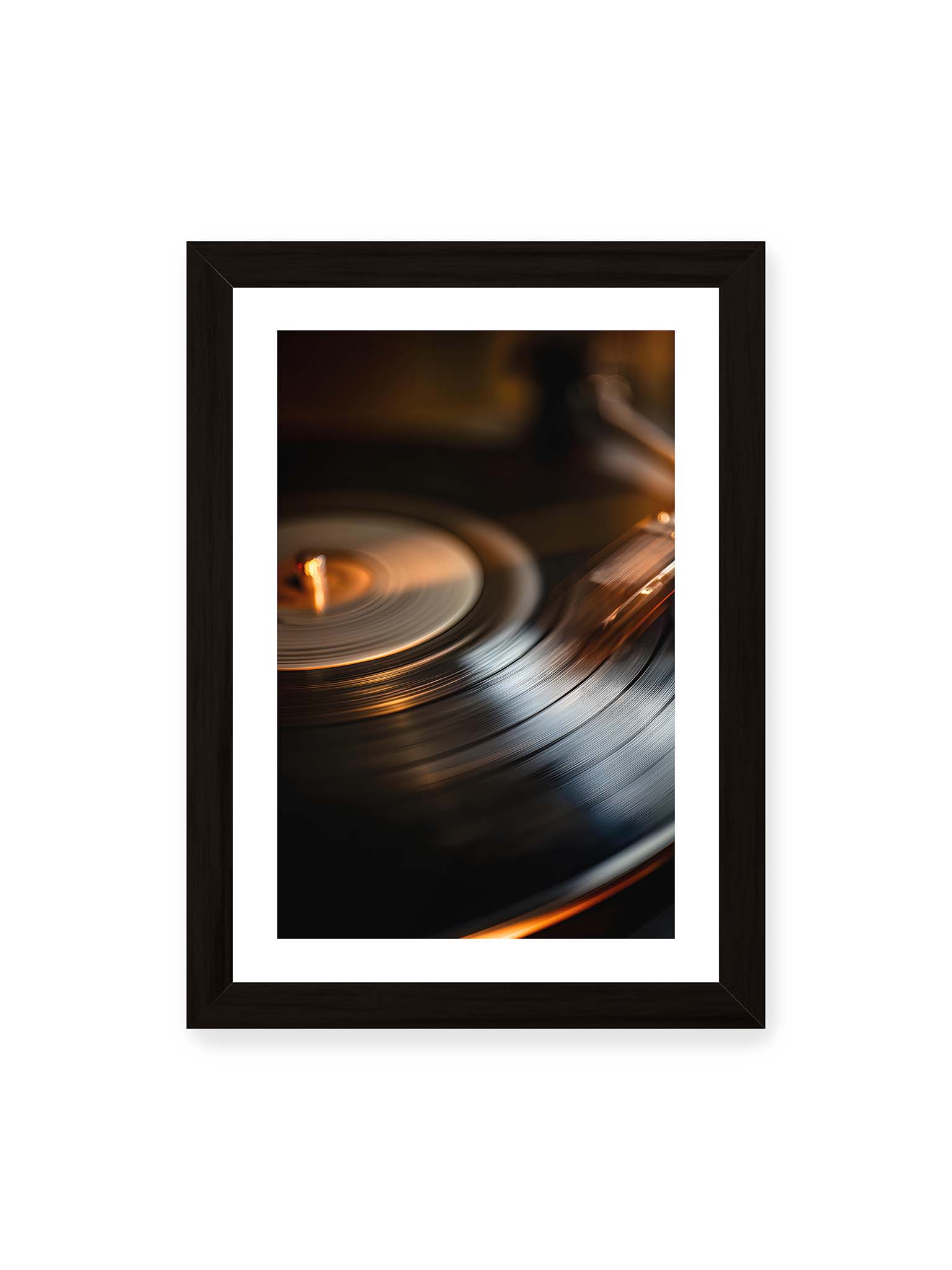 21x30 cm, weißer Galerie-Rand, schwarzer Rahmen – Nahaufnahme einer drehenden Vinyl-Schallplatte mit Tonarm im warmen Licht, sichtbare Rillen und Bewegungsunschärfe.