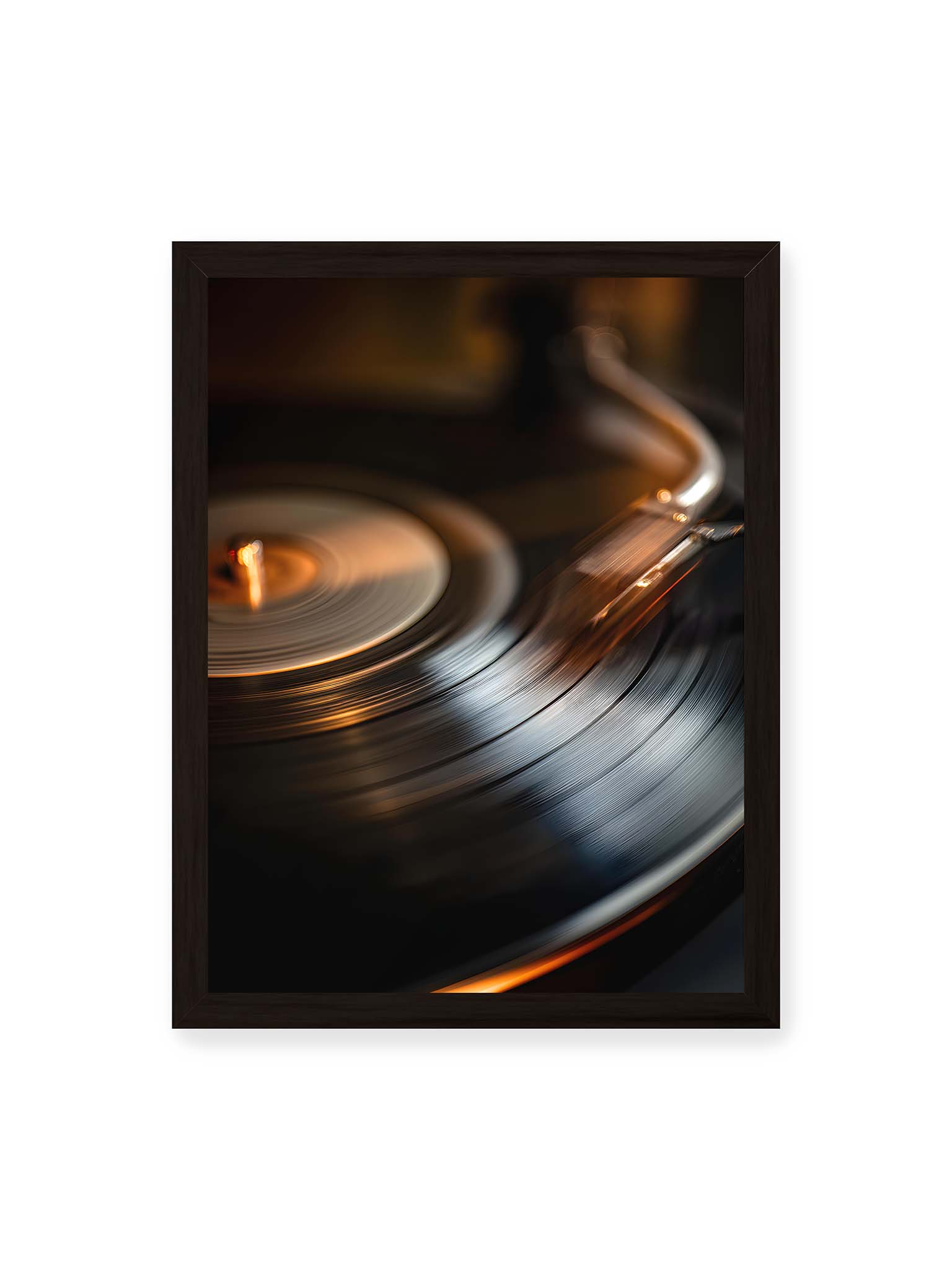 30x40 cm, schwarzer Rahmen – Nahaufnahme einer drehenden Vinyl-Schallplatte mit Tonarm im warmen Licht, sichtbare Rillen und Bewegungsunschärfe.
