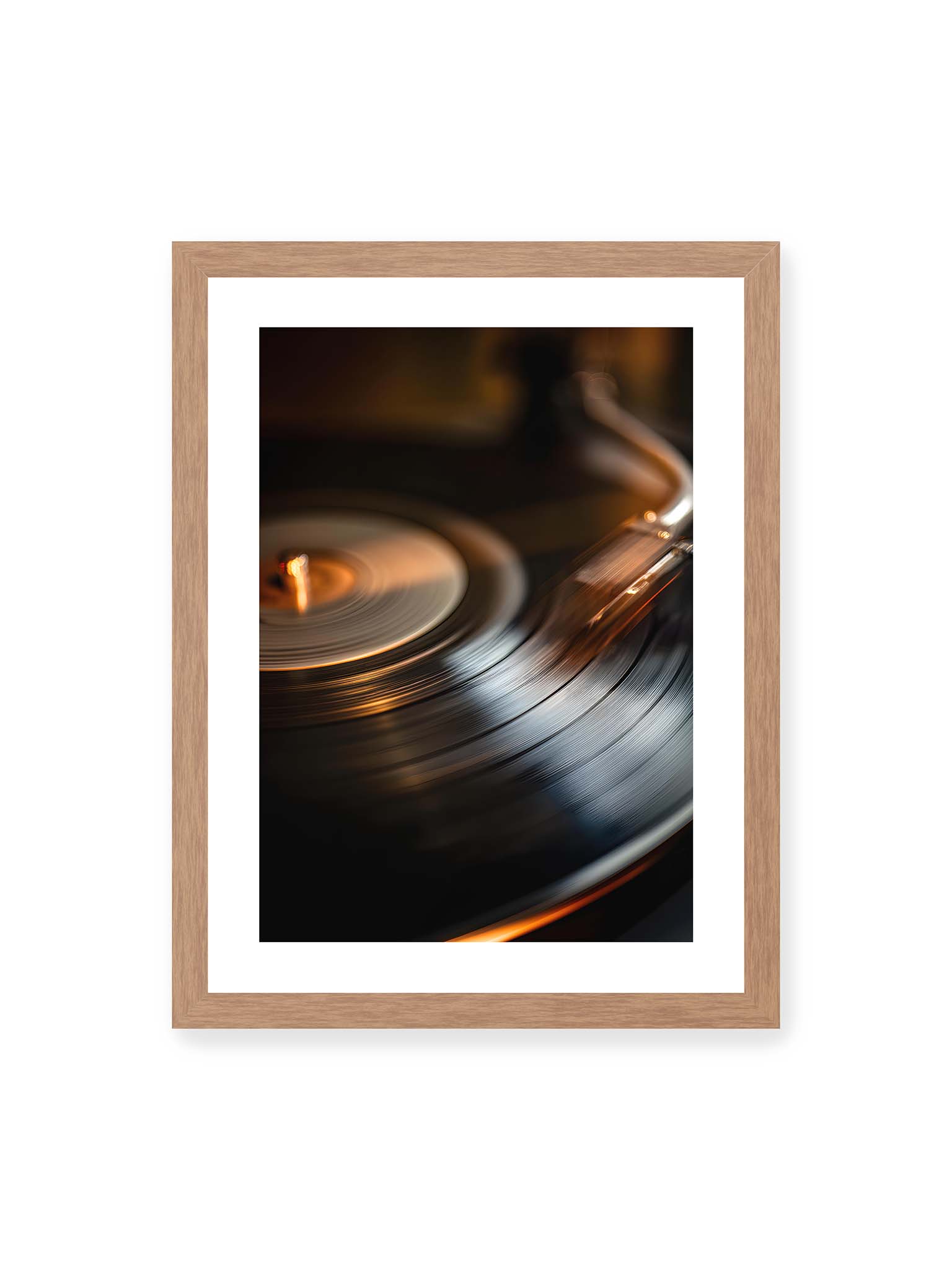 30x40 cm, weißer Galerie-Rand, Eichenrahmen – Nahaufnahme einer drehenden Vinyl-Schallplatte mit Tonarm im warmen Licht, sichtbare Rillen und Bewegungsunschärfe.