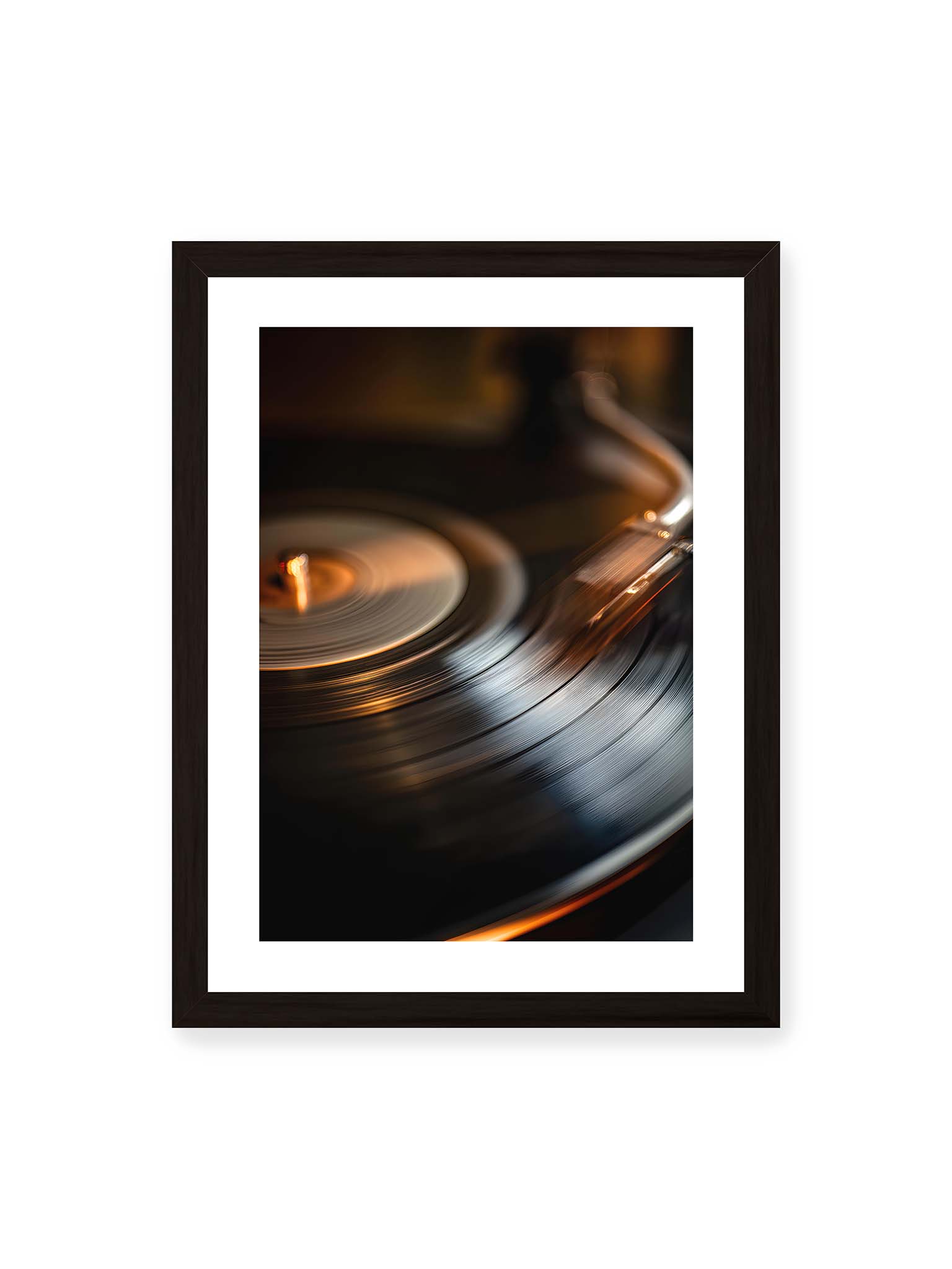 30x40 cm, weißer Galerie-Rand, schwarzer Rahmen – Nahaufnahme einer drehenden Vinyl-Schallplatte mit Tonarm im warmen Licht, sichtbare Rillen und Bewegungsunschärfe.