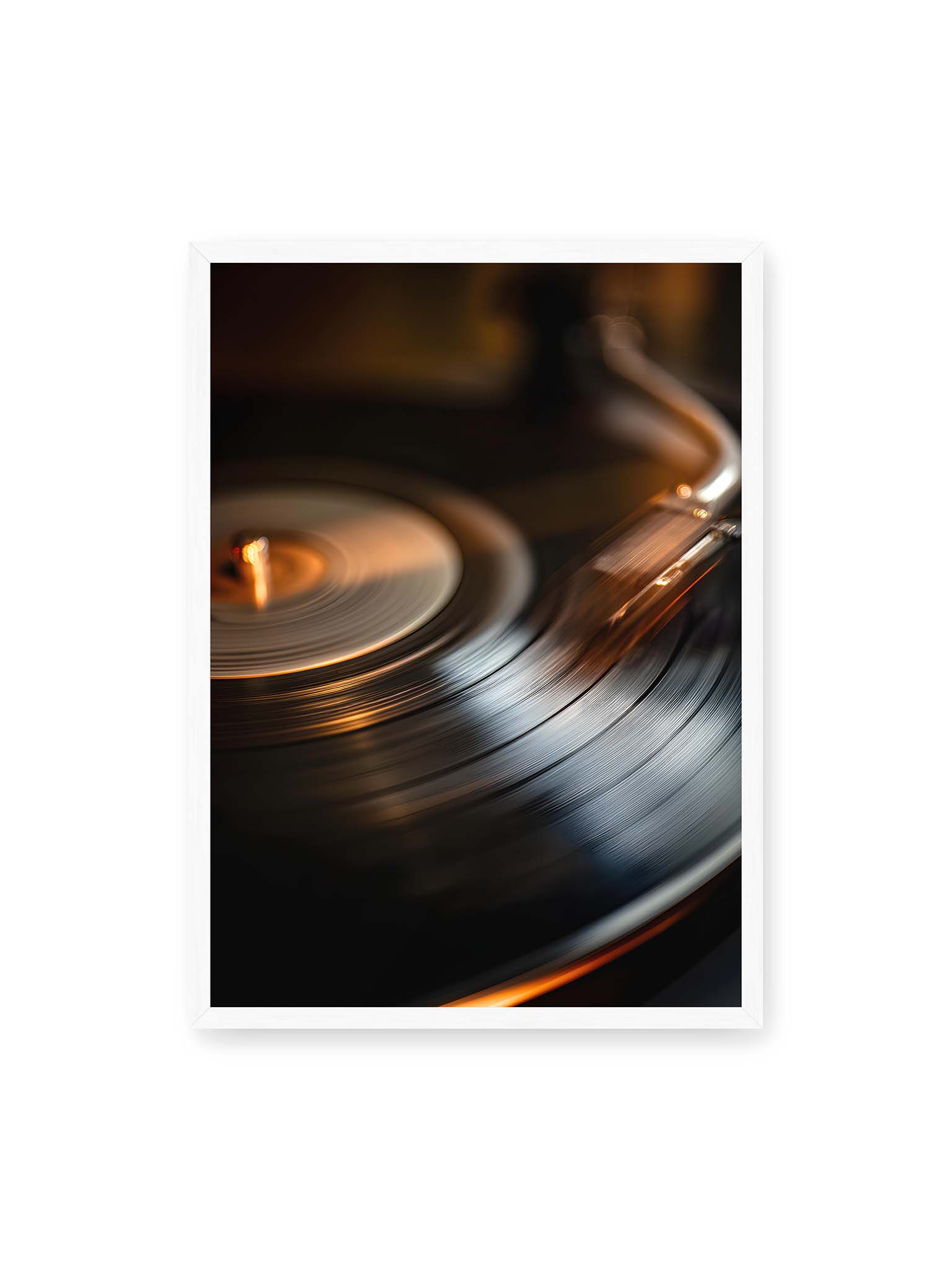 50x70 cm, weißer Rahmen – Nahaufnahme einer drehenden Vinyl-Schallplatte mit Tonarm im warmen Licht, sichtbare Rillen und Bewegungsunschärfe.