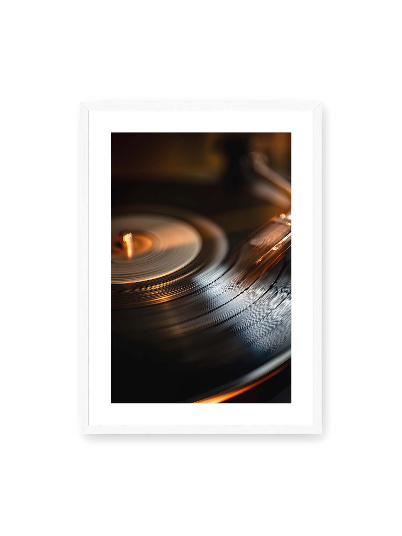 50x70 cm, weißer Galerie-Rand, weißer Rahmen – Nahaufnahme einer drehenden Vinyl-Schallplatte mit Tonarm im warmen Licht, sichtbare Rillen und Bewegungsunschärfe.
