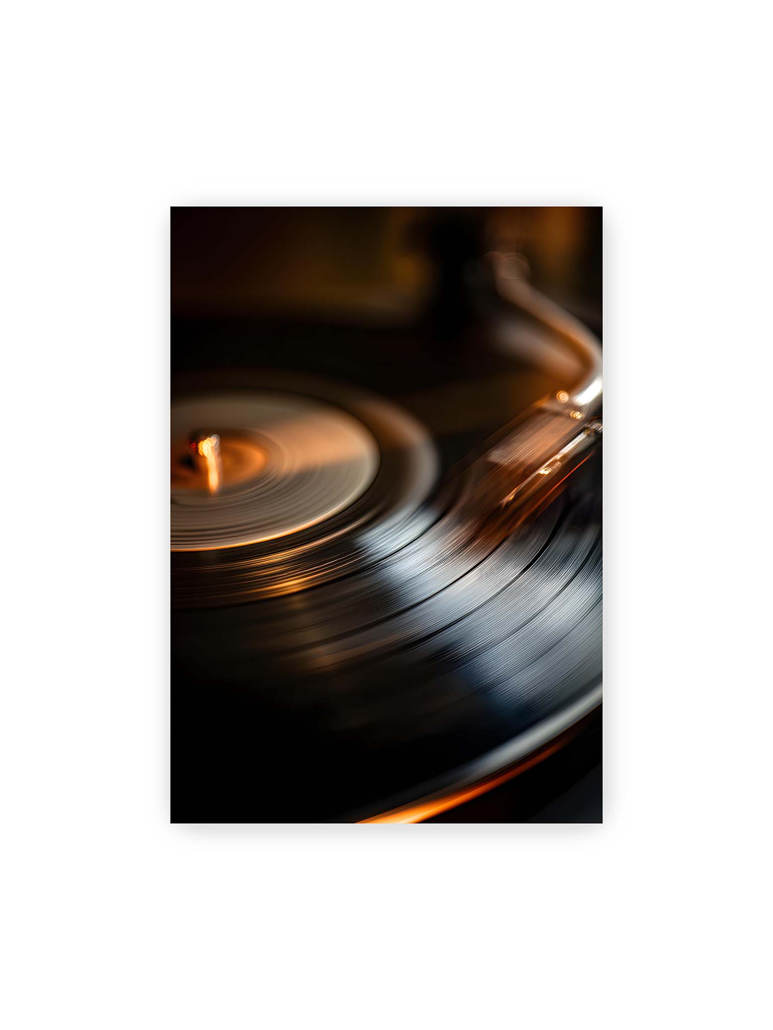 70x100 cm – Nahaufnahme einer drehenden Vinyl-Schallplatte mit Tonarm im warmen Licht, sichtbare Rillen und Bewegungsunschärfe.
