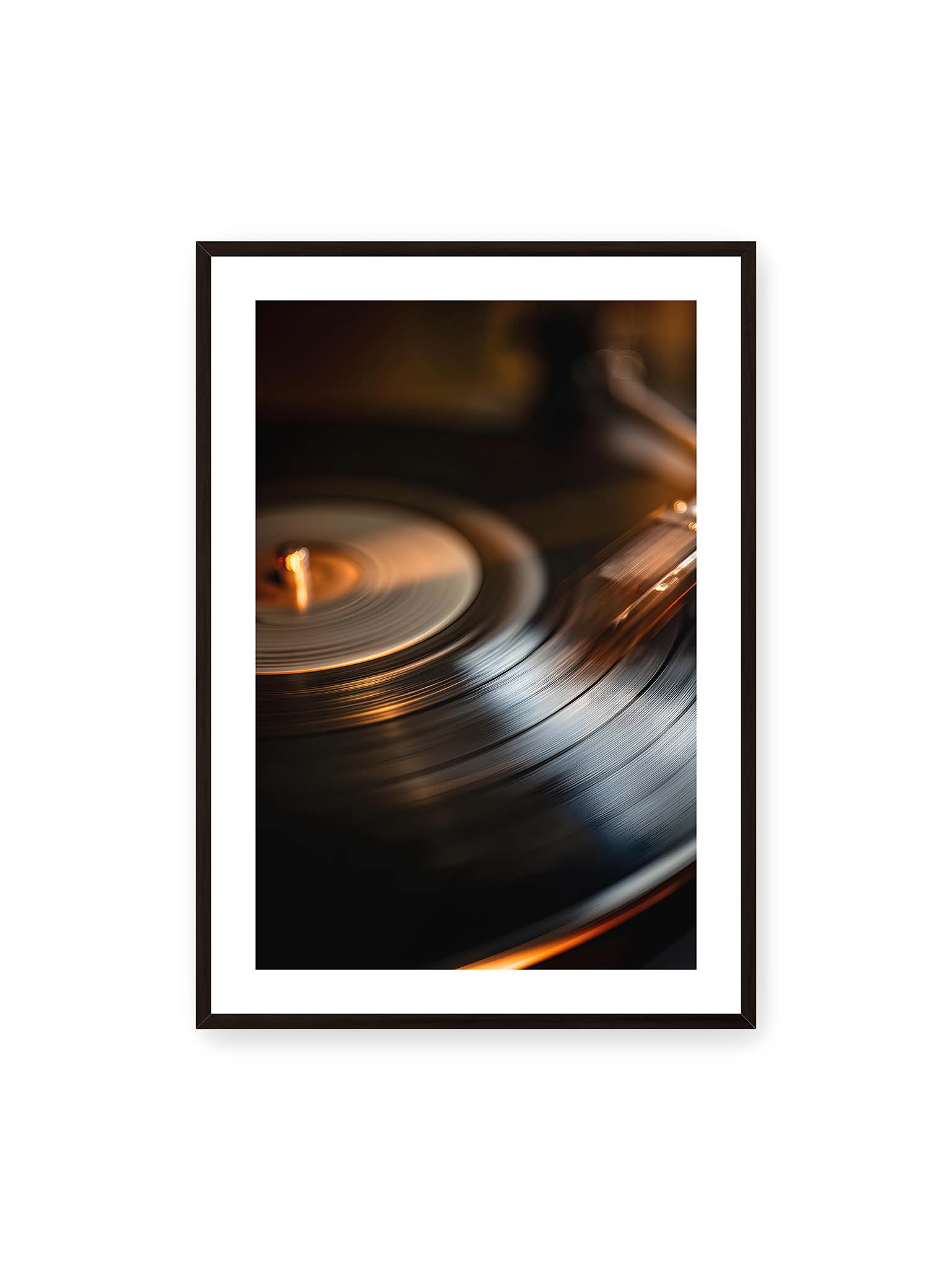 70x100 cm, weißer Galerie-Rand, schwarzer Rahmen – Nahaufnahme einer drehenden Vinyl-Schallplatte mit Tonarm im warmen Licht, sichtbare Rillen und Bewegungsunschärfe.