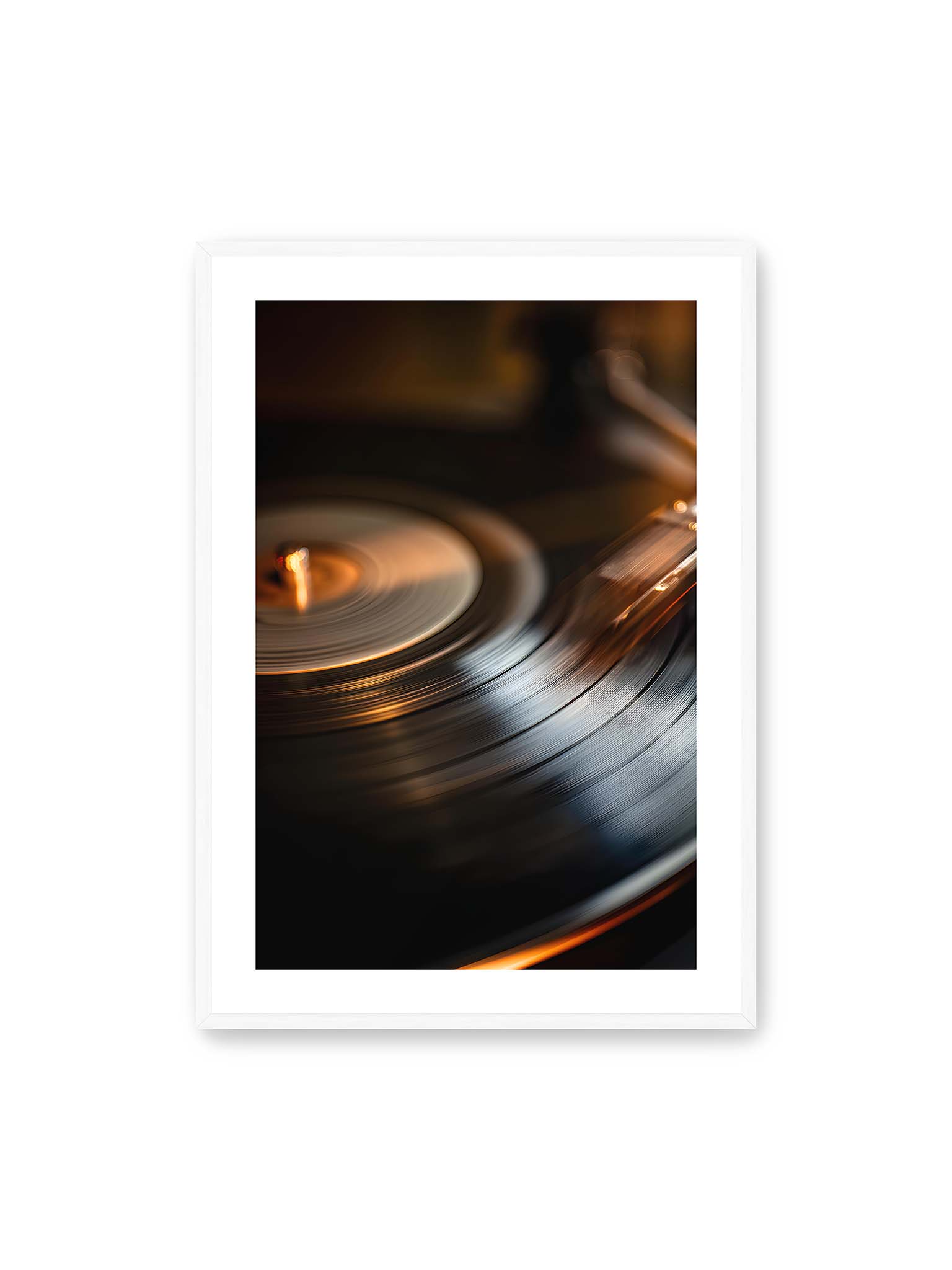 70x100 cm, weißer Galerie-Rand, weißer Rahmen – Nahaufnahme einer drehenden Vinyl-Schallplatte mit Tonarm im warmen Licht, sichtbare Rillen und Bewegungsunschärfe.