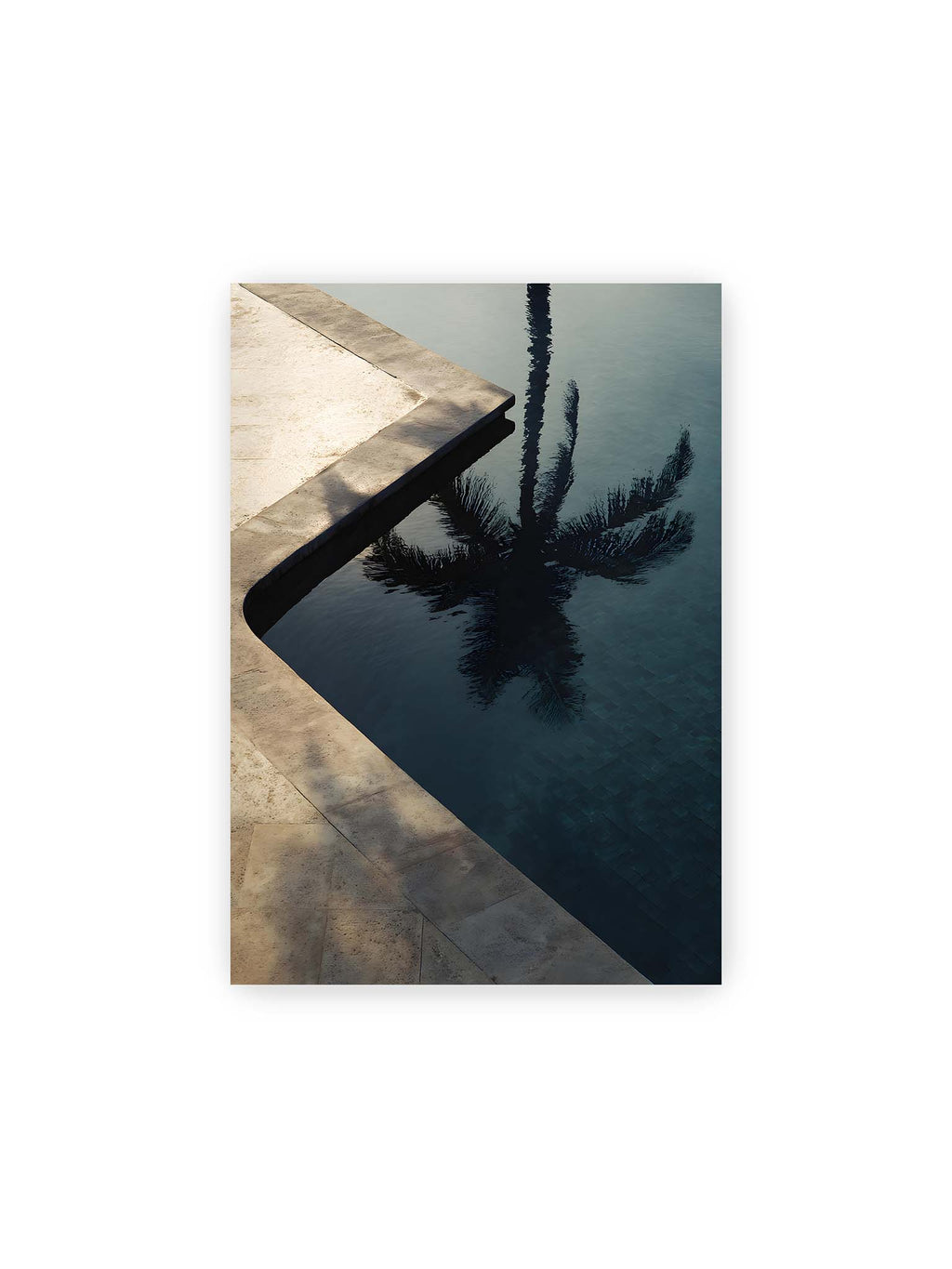 21x30 cm – Spiegelung einer Palme im ruhigen Poolwasser neben heller Steinkante, klare Linien und dunkle Reflexion im Wasser.
