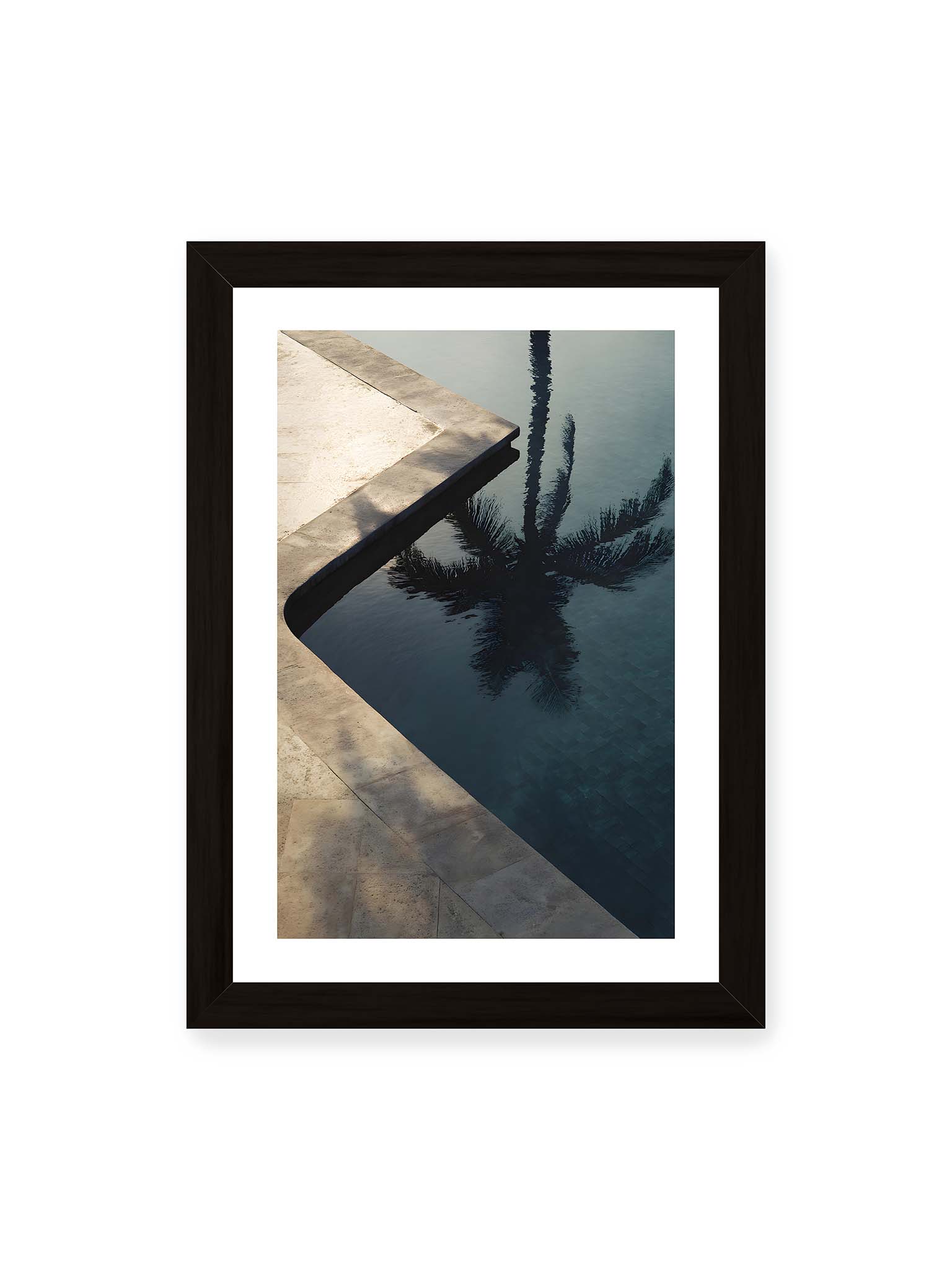 21x30 cm, weißer Galerie-Rand, schwarzer Rahmen – Spiegelung einer Palme im ruhigen Poolwasser neben heller Steinkante, klare Linien und dunkle Reflexion im Wasser.
