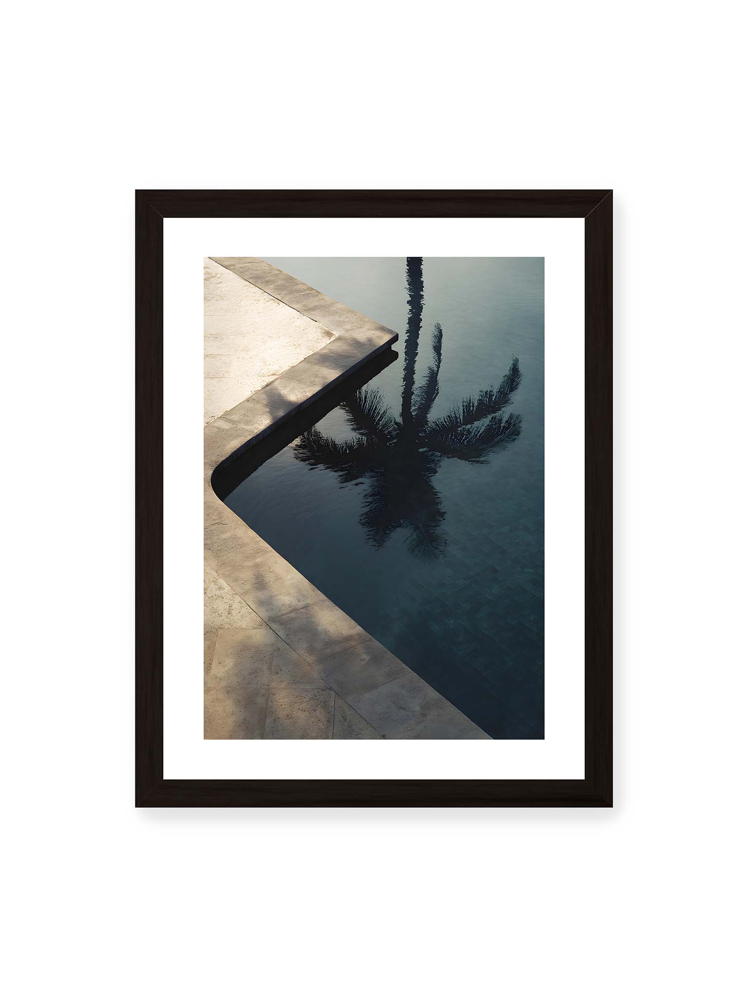 30x40 cm, weißer Galerie-Rand, schwarzer Rahmen – Spiegelung einer Palme im ruhigen Poolwasser neben heller Steinkante, klare Linien und dunkle Reflexion im Wasser.