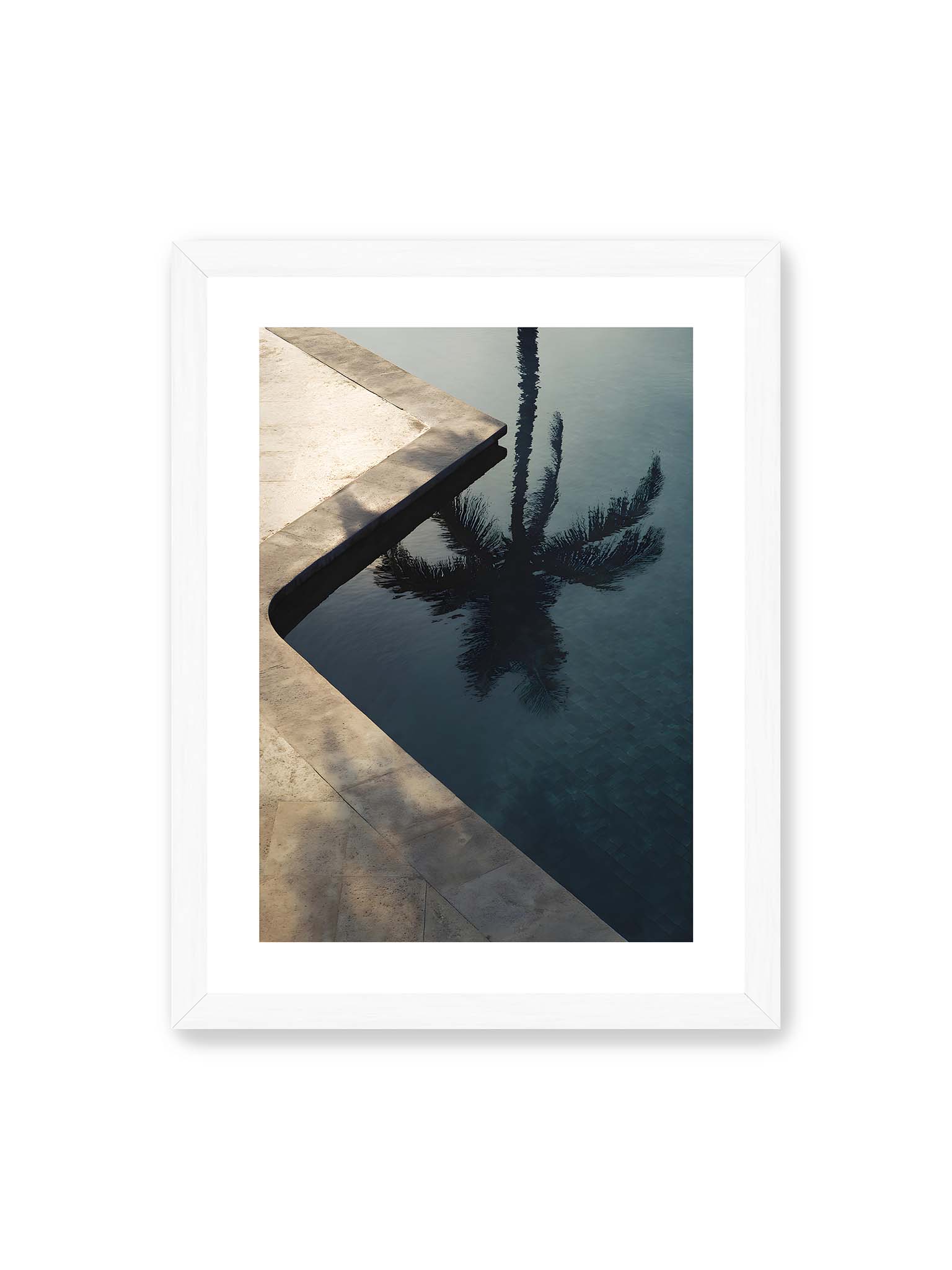 30x40 cm, weißer Galerie-Rand, weißer Rahmen – Spiegelung einer Palme im ruhigen Poolwasser neben heller Steinkante, klare Linien und dunkle Reflexion im Wasser.