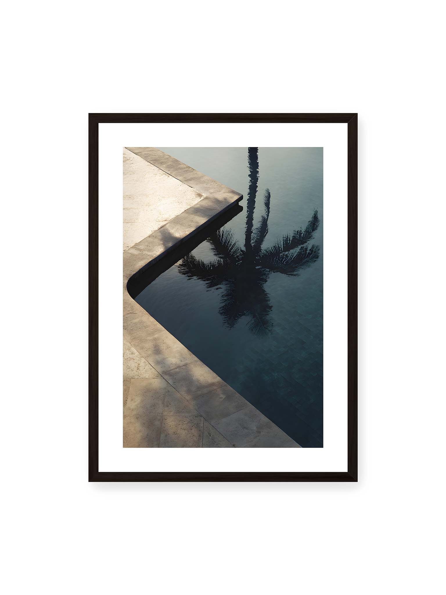50x70 cm, weißer Galerie-Rand, schwarzer Rahmen – Spiegelung einer Palme im ruhigen Poolwasser neben heller Steinkante, klare Linien und dunkle Reflexion im Wasser.