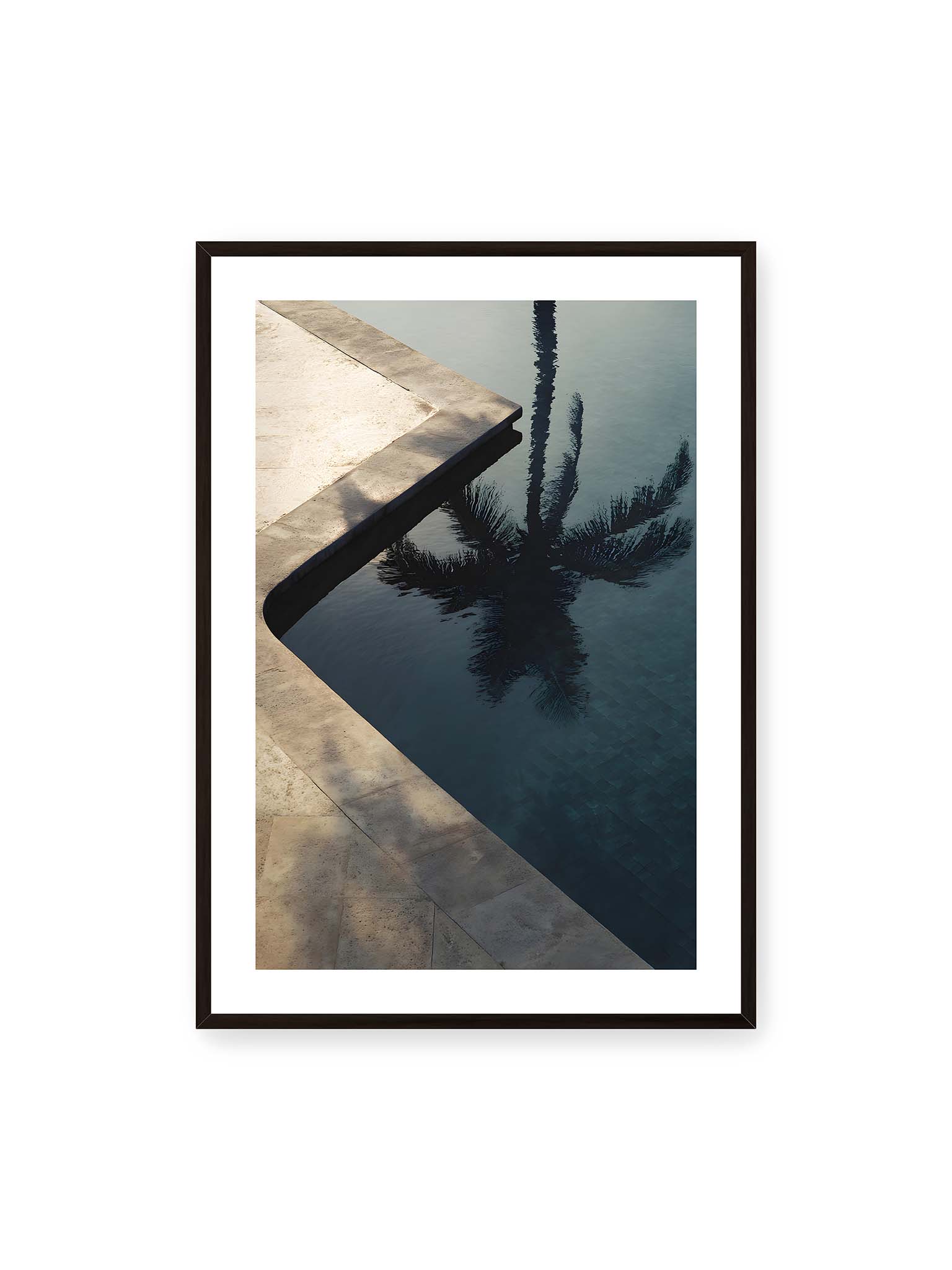 70x100 cm, weißer Galerie-Rand, schwarzer Rahmen – Spiegelung einer Palme im ruhigen Poolwasser neben heller Steinkante, klare Linien und dunkle Reflexion im Wasser.