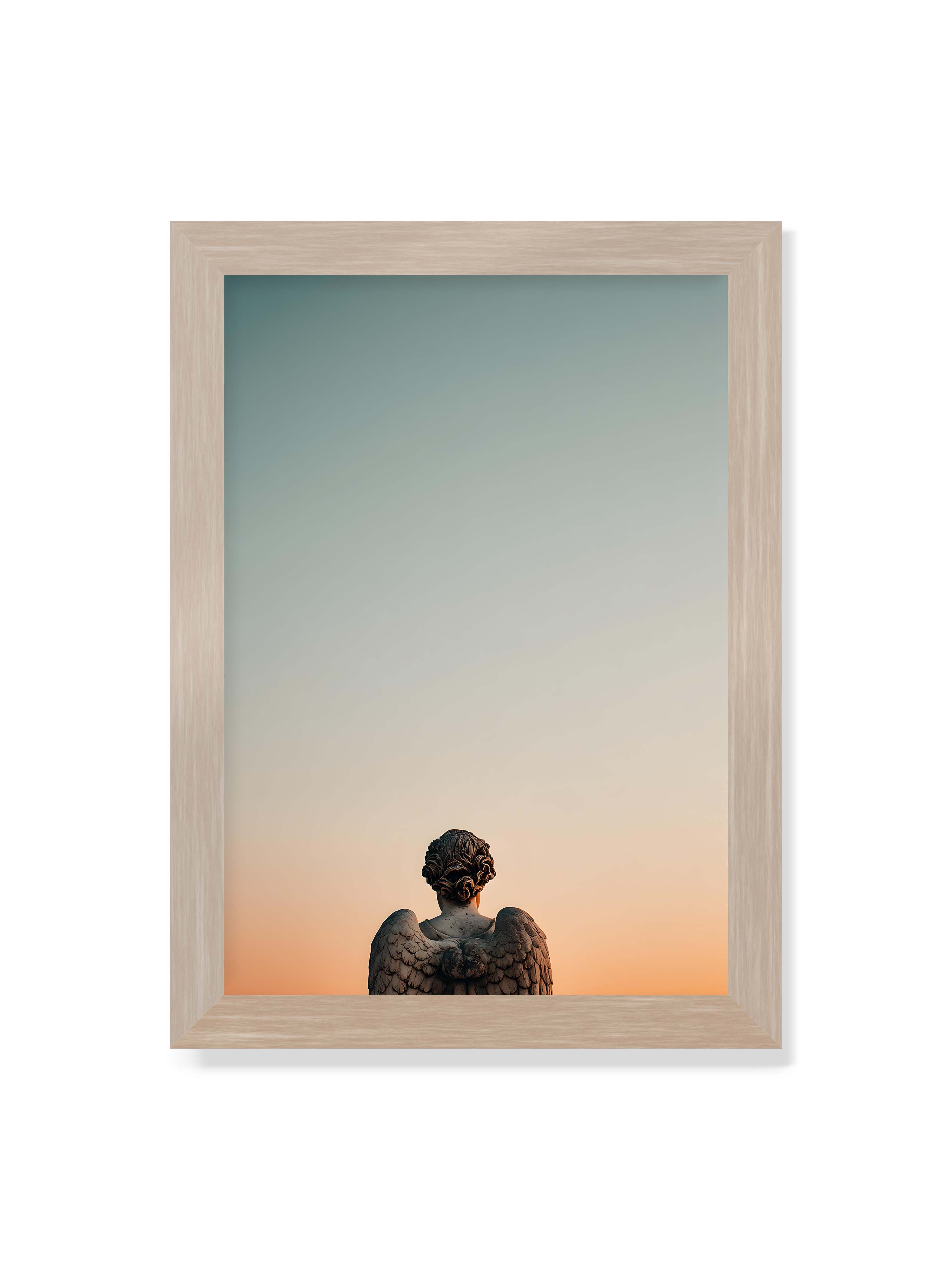 21x30 cm ohne Galerie-Rand im Eichenrahmen – Steinerne Engelsstatue von hinten mit ausgebreiteten Flügeln vor sanftem Abendhimmel.