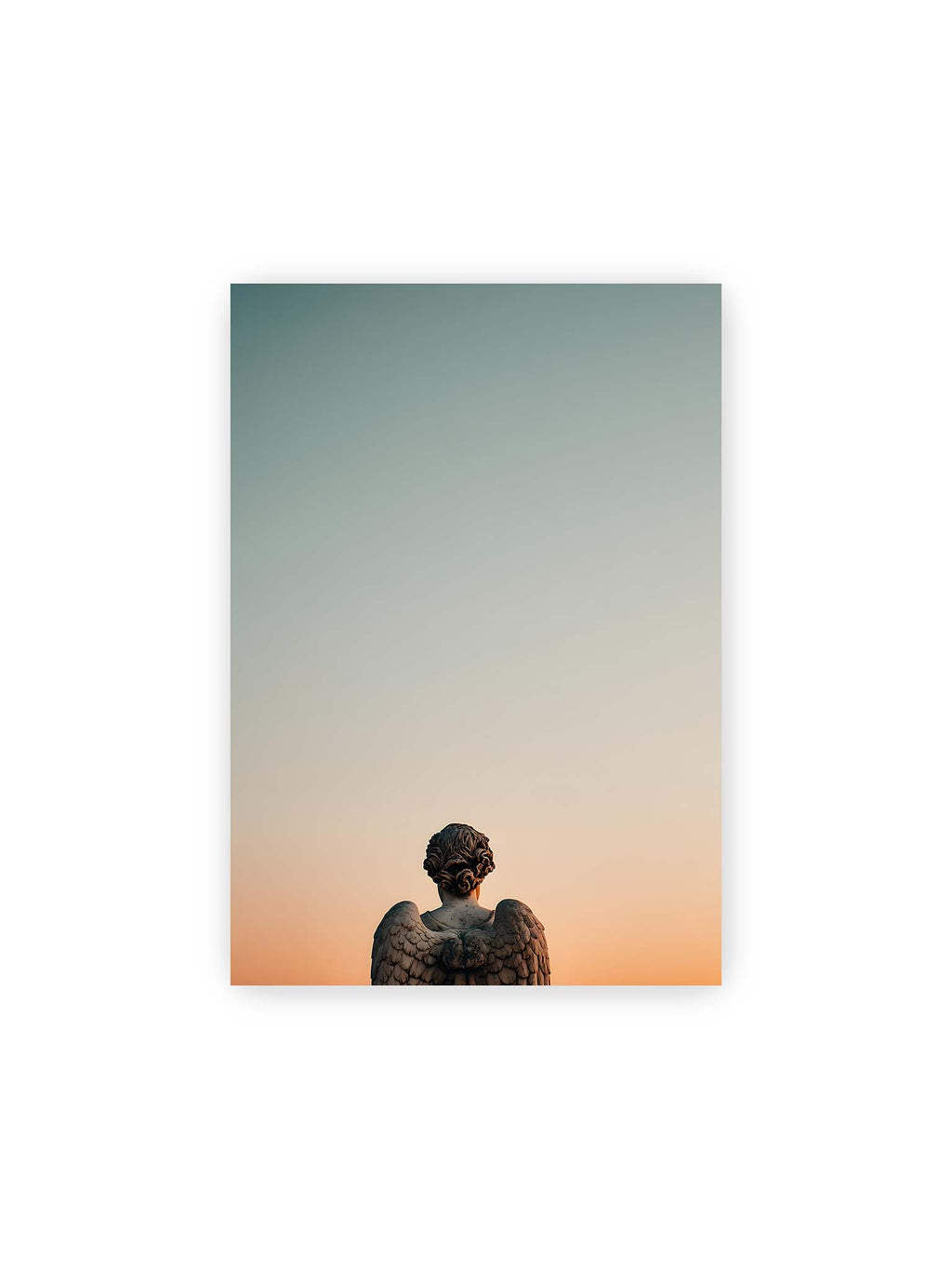 21x30 cm – Rückansicht einer steinernen Engelsstatue vor pastellfarbenem Abendhimmel