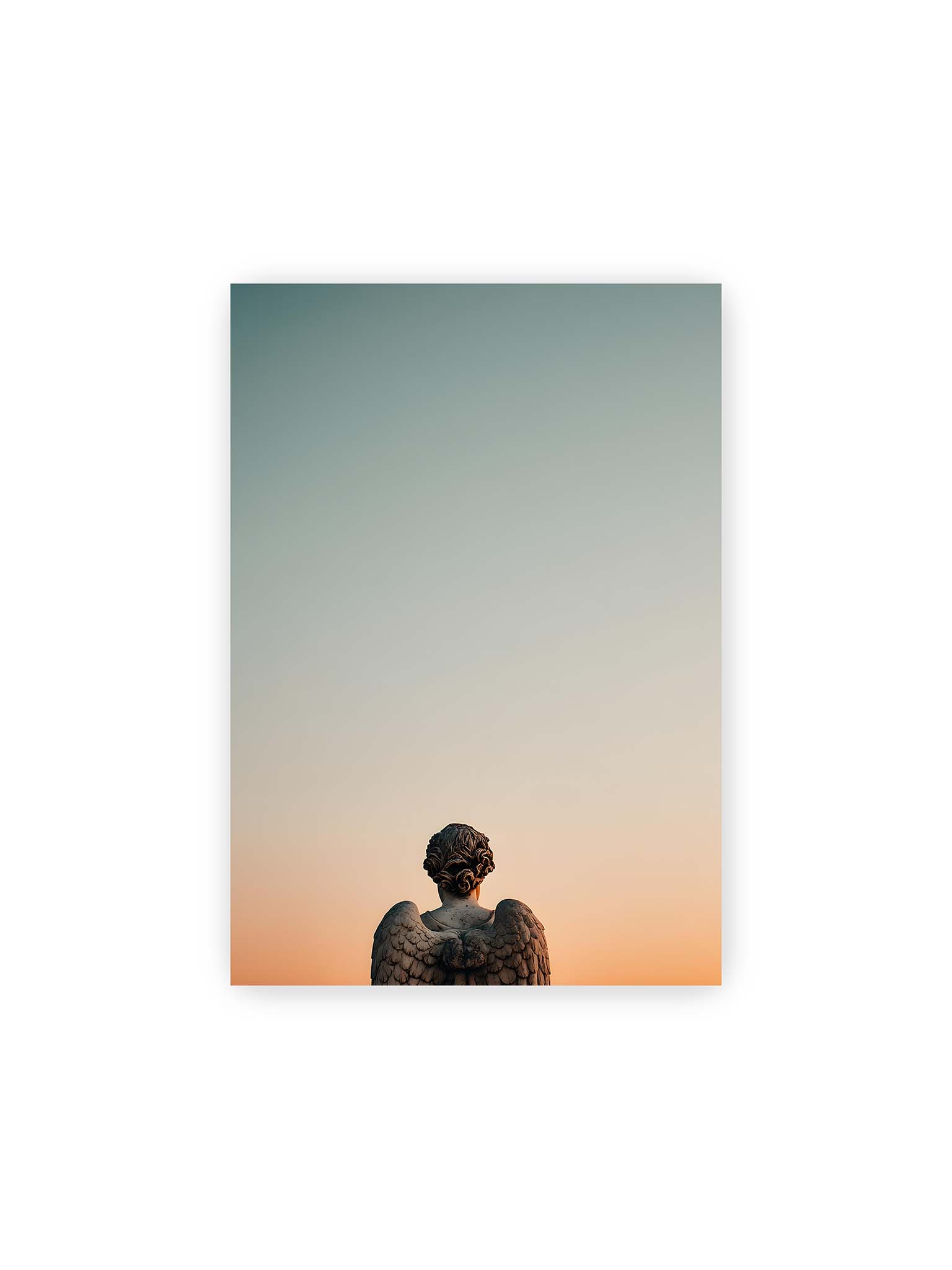 21x30 cm – Rückansicht einer steinernen Engelsstatue vor pastellfarbenem Abendhimmel