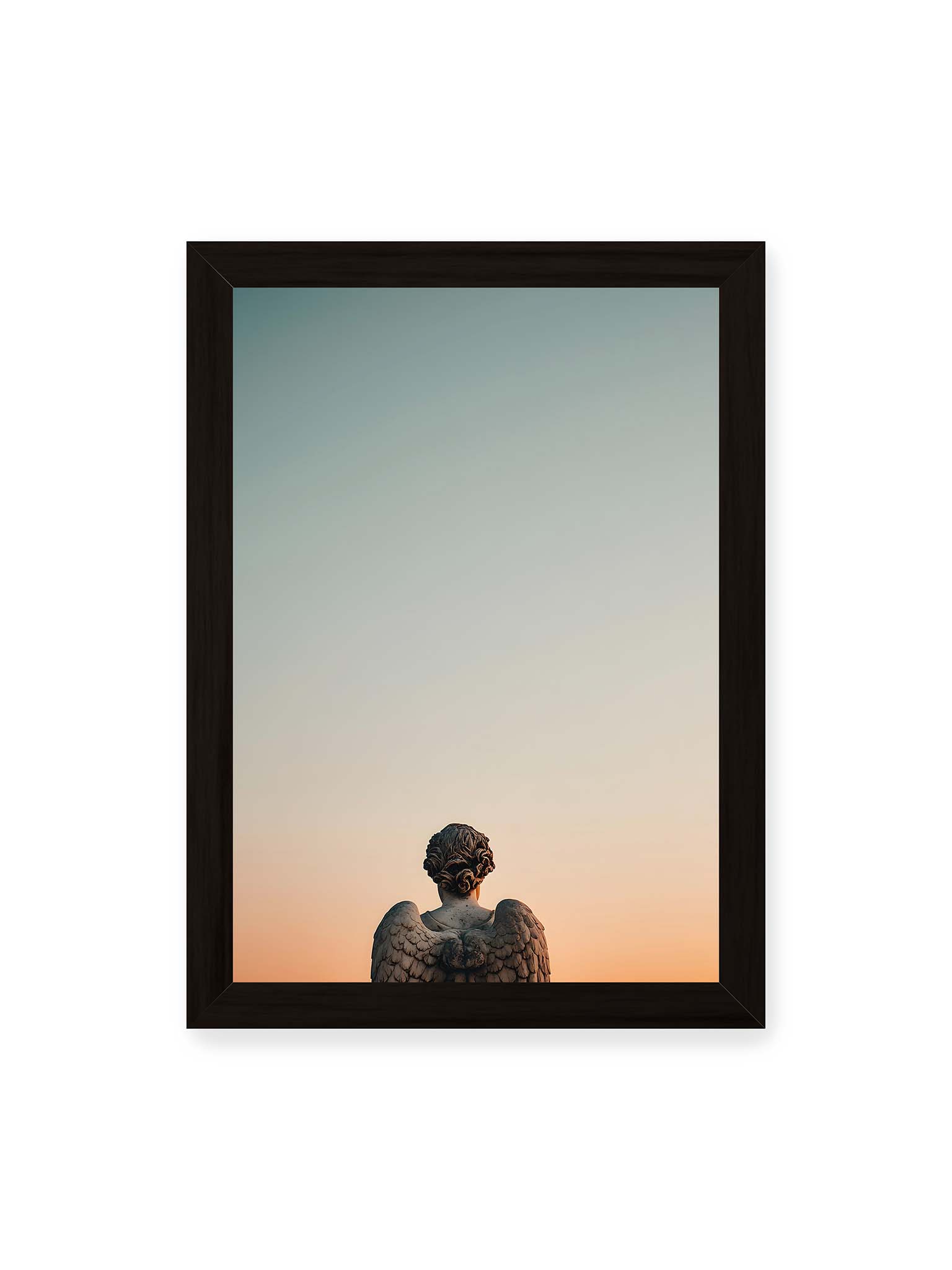 21x30 cm, schwarzer Rahmen – Rückansicht einer steinernen Engelsstatue vor pastellfarbenem Abendhimmel