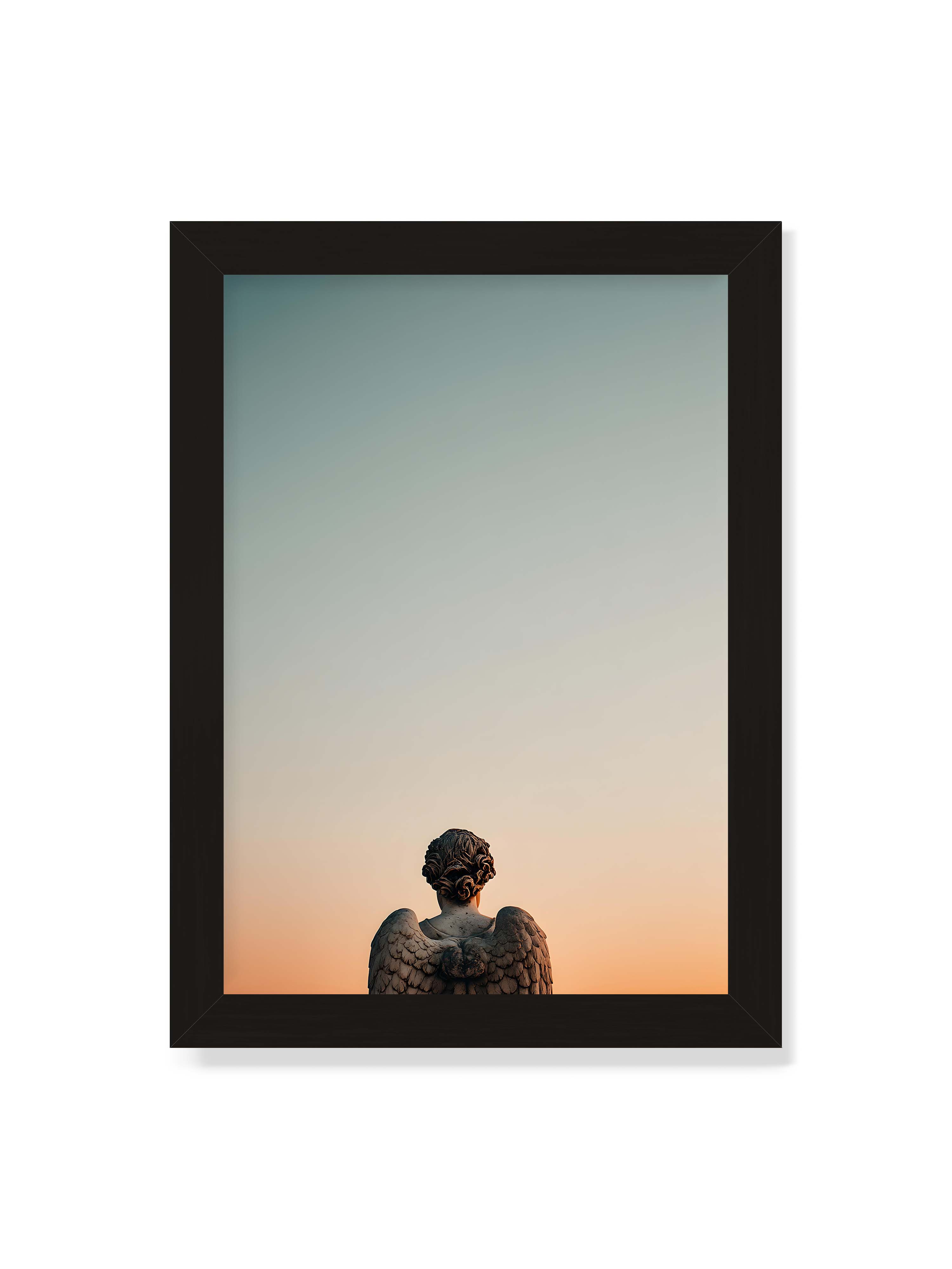 21x30 cm ohne Galerie-Rand mit schwarzem Rahmen – Steinerne Engelsstatue von hinten mit ausgebreiteten Flügeln vor sanftem Abendhimmel.