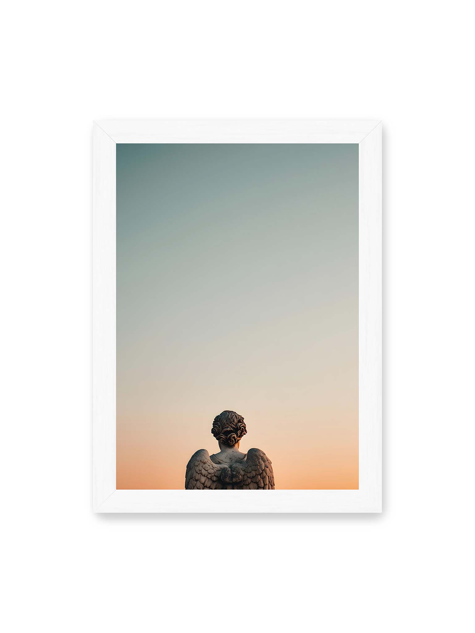 21x30 cm, weißer Rahmen – Rückansicht einer steinernen Engelsstatue vor pastellfarbenem Abendhimmel