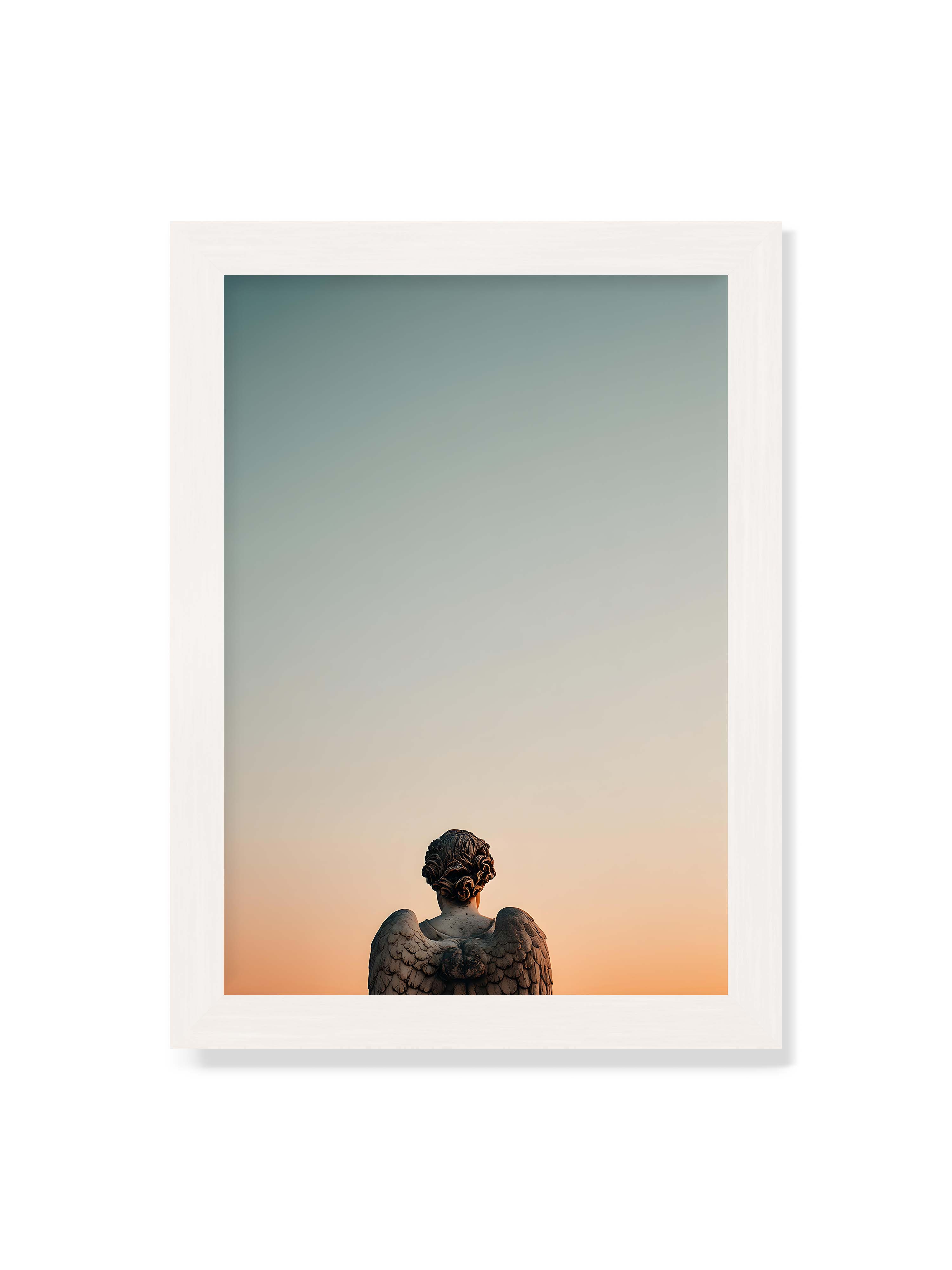 21x30 cm ohne Galerie-Rand mit weißem Rahmen – Steinerne Engelsstatue von hinten mit ausgebreiteten Flügeln vor sanftem Abendhimmel.