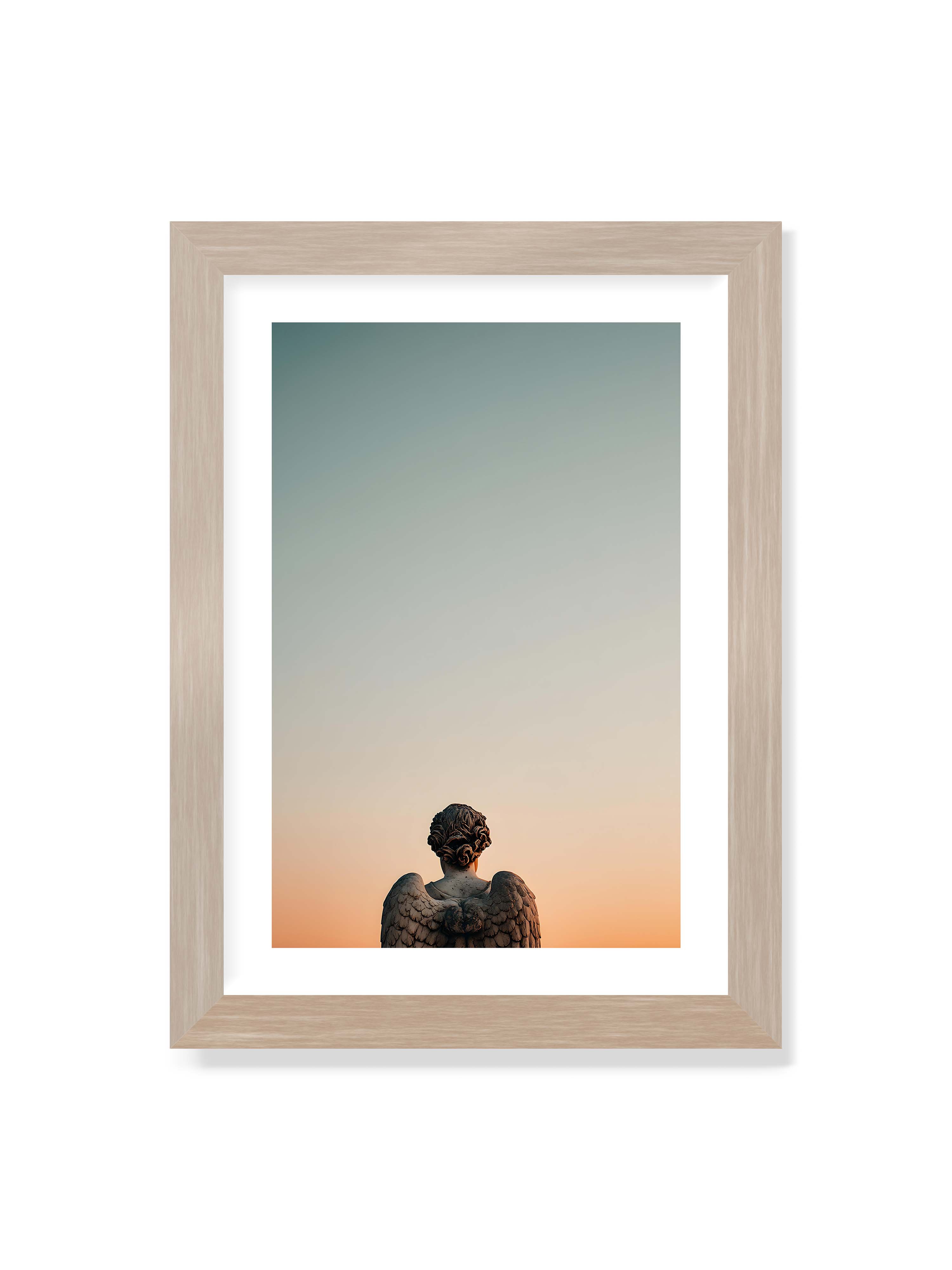 21x30 cm mit weißem Galerie-Rand im Eichenrahmen – Steinerne Engelsstatue von hinten mit ausgebreiteten Flügeln vor sanftem Abendhimmel.