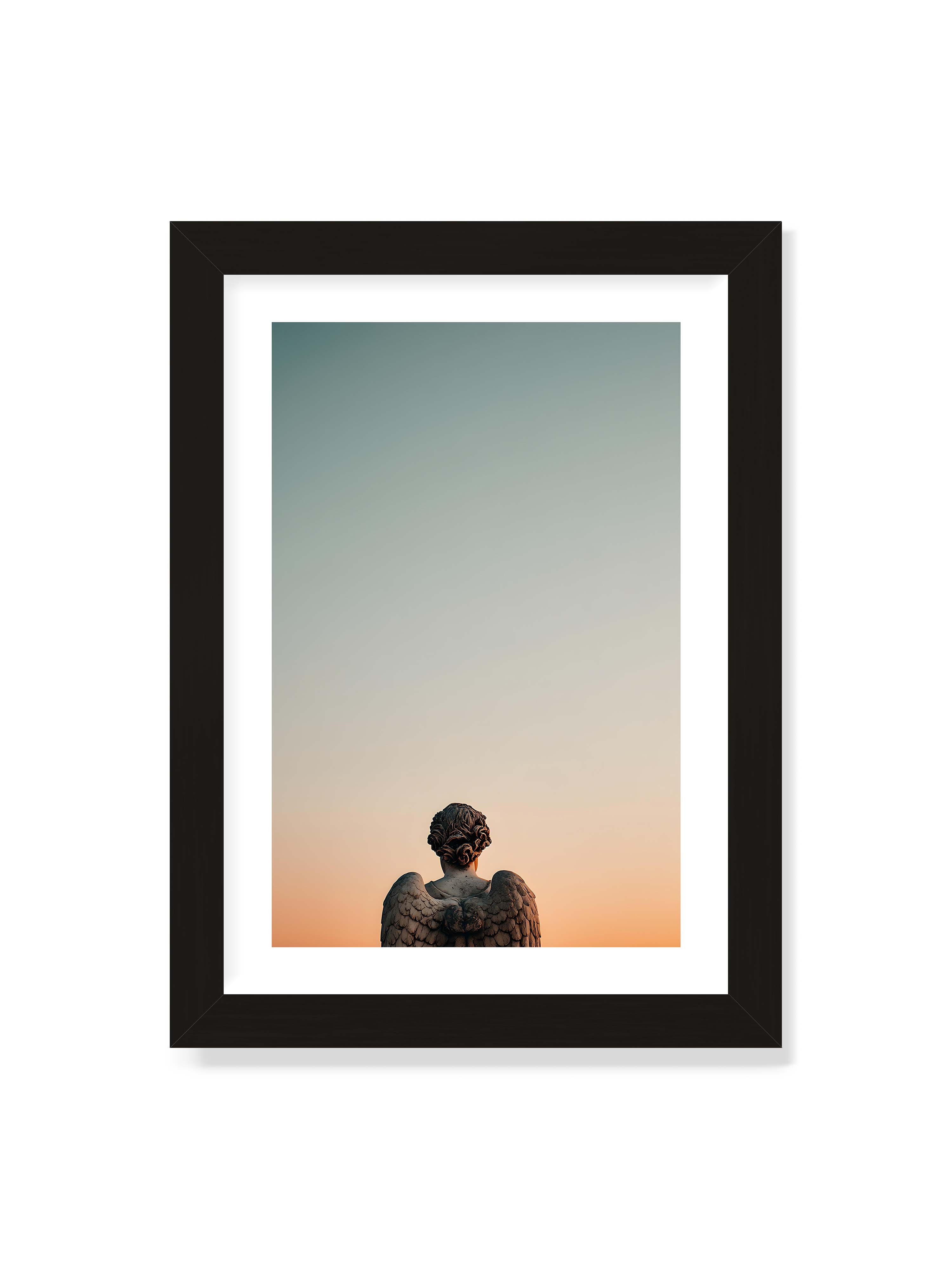 21x30 cm mit weißem Galerie-Rand mit schwarzem Rahmen – Steinerne Engelsstatue von hinten mit ausgebreiteten Flügeln vor sanftem Abendhimmel.