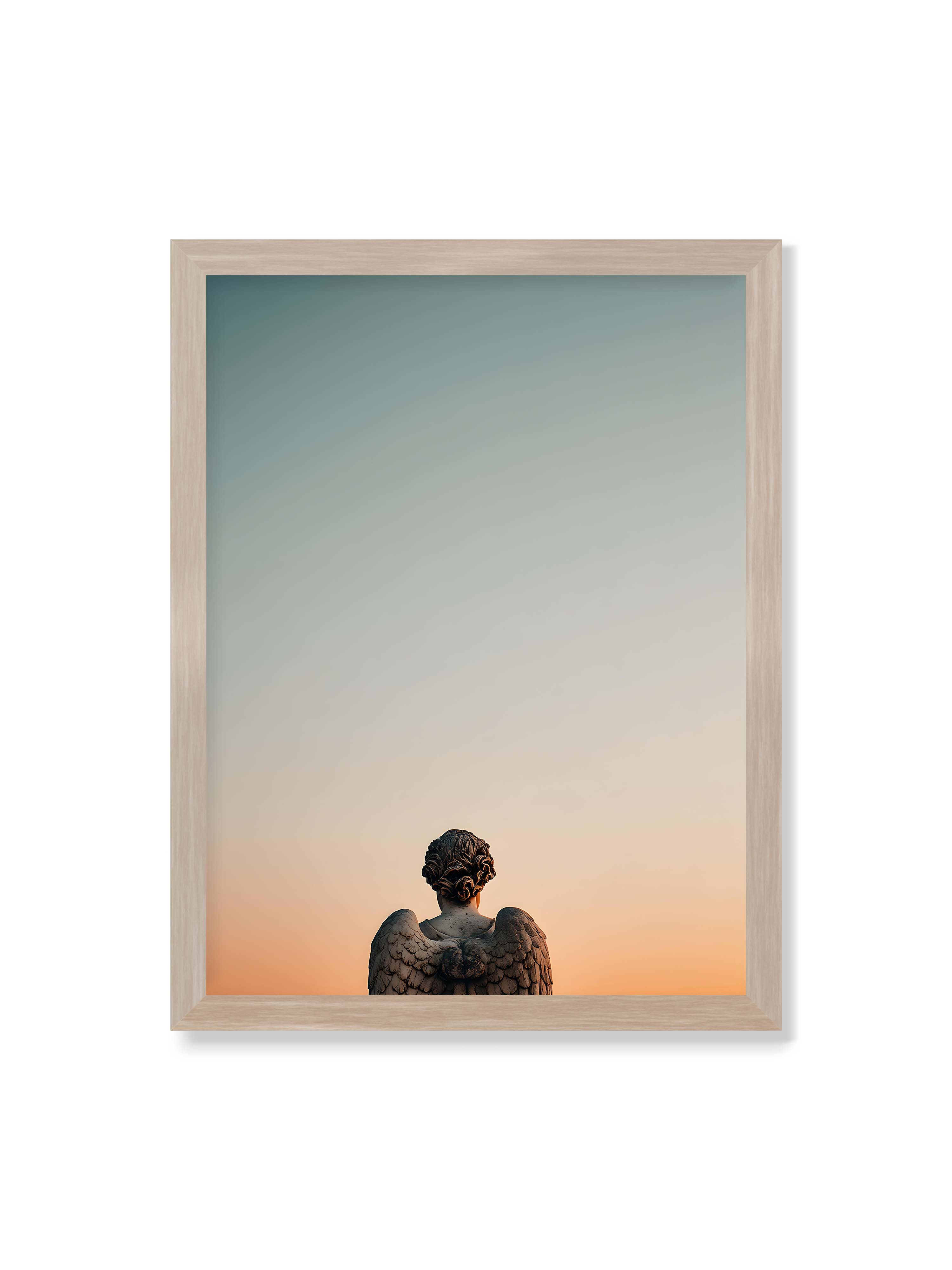 30x40 cm ohne Galerie-Rand im Eichenrahmen – Steinerne Engelsstatue von hinten mit ausgebreiteten Flügeln vor sanftem Abendhimmel.