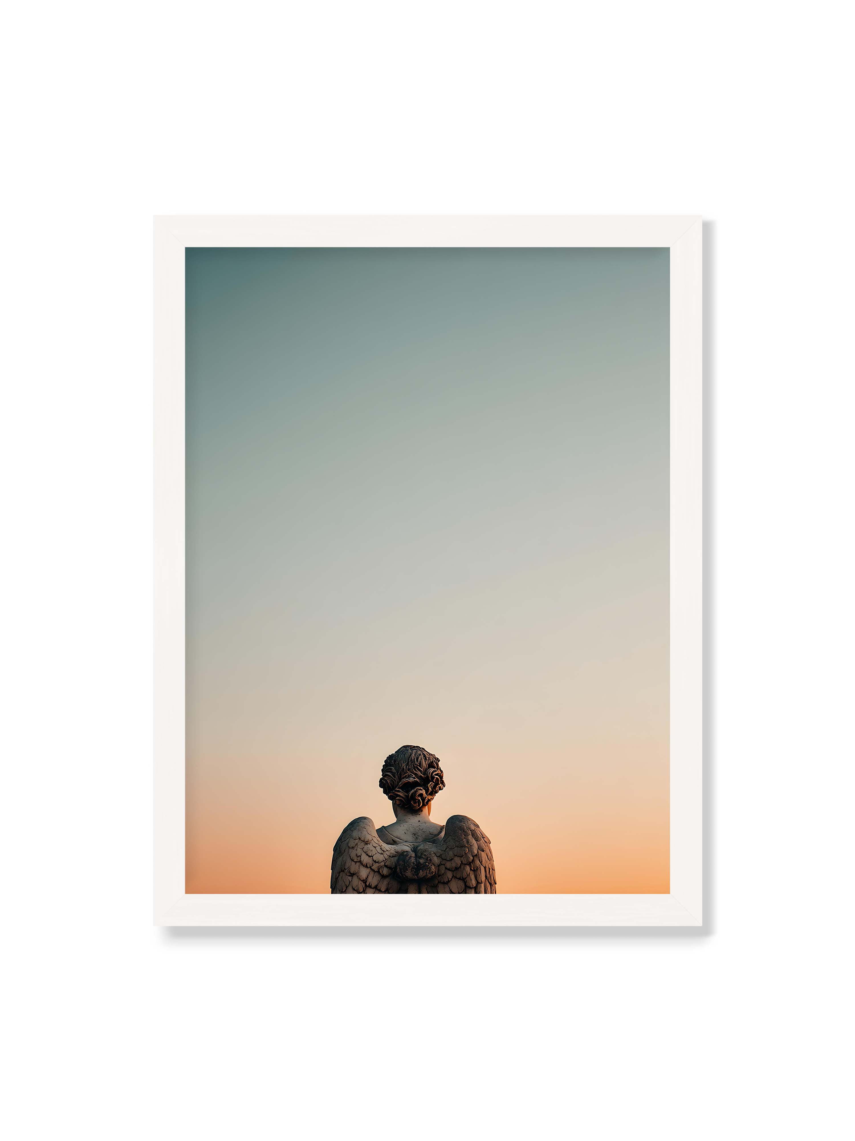 30x40 cm ohne Galerie-Rand mit weißem Rahmen – Steinerne Engelsstatue von hinten mit ausgebreiteten Flügeln vor sanftem Abendhimmel.