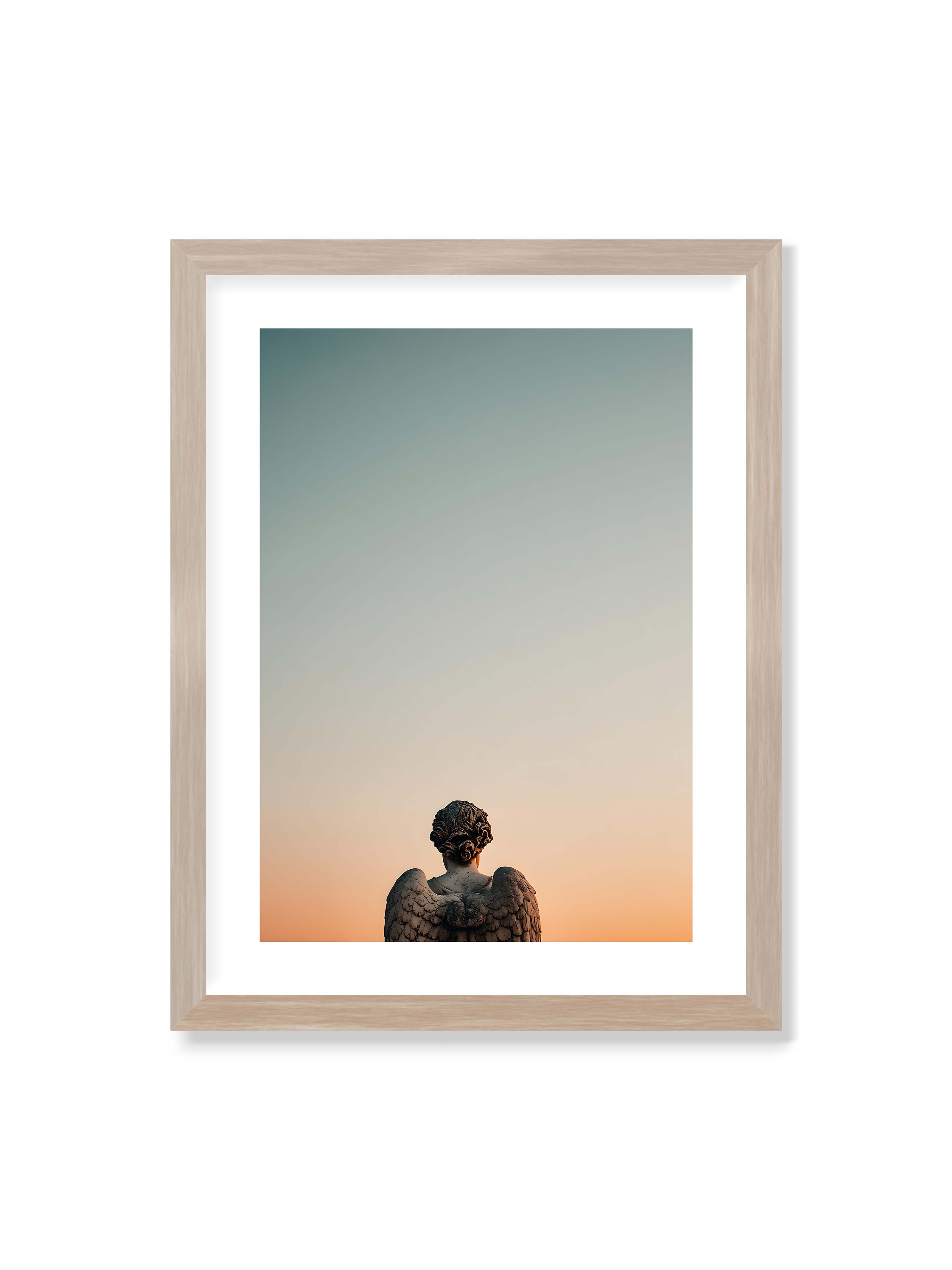 30x40 cm mit weißem Galerie-Rand im Eichenrahmen – Steinerne Engelsstatue von hinten mit ausgebreiteten Flügeln vor sanftem Abendhimmel.