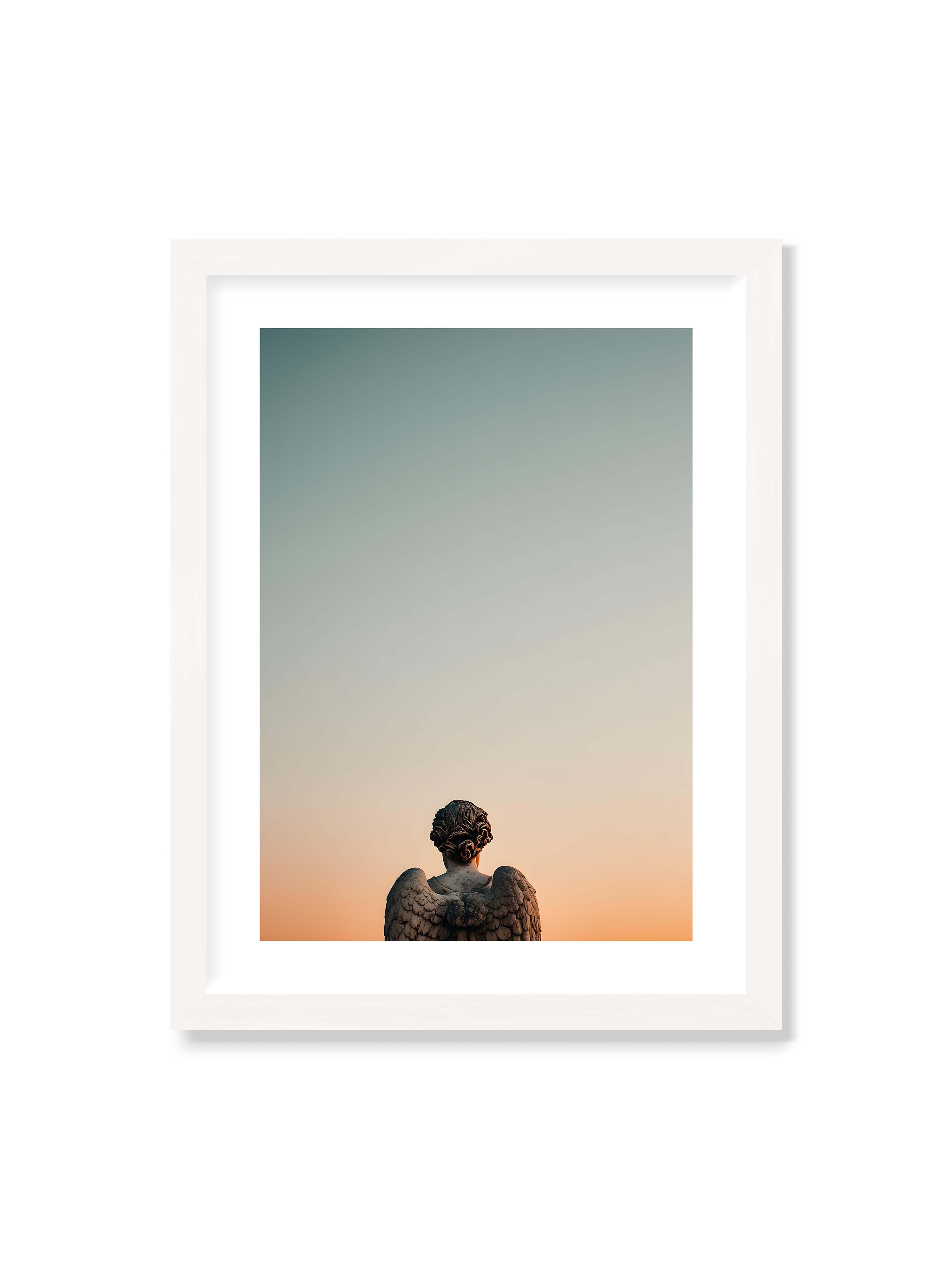 30x40 cm mit weißem Galerie-Rand mit weißem Rahmen – Steinerne Engelsstatue von hinten mit ausgebreiteten Flügeln vor sanftem Abendhimmel.