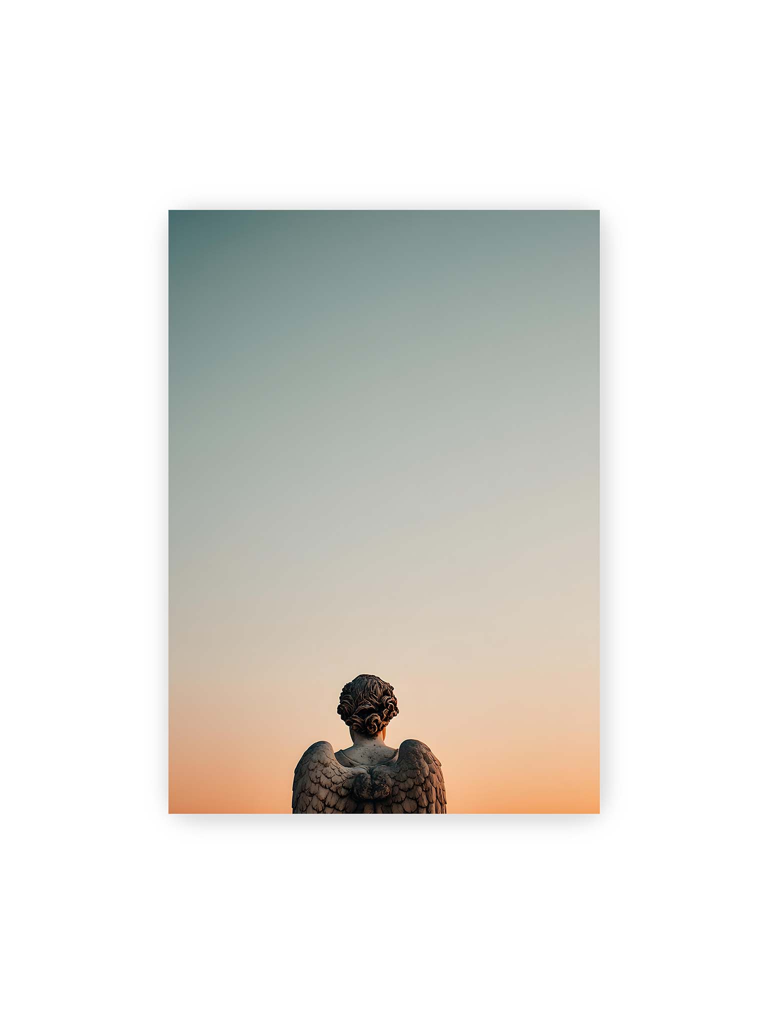 50x70 cm – Rückansicht einer steinernen Engelsstatue vor pastellfarbenem Abendhimmel