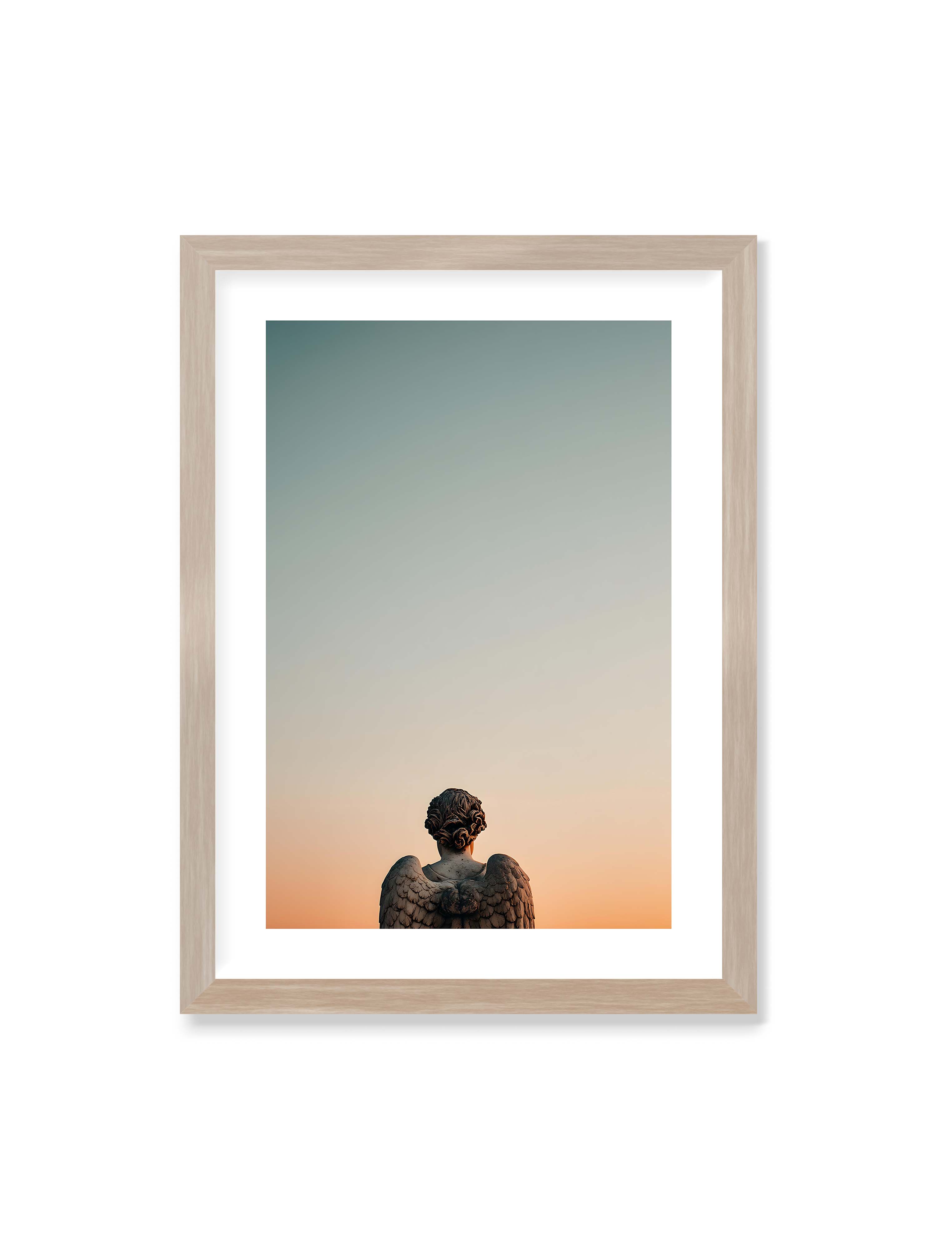 50x70 cm mit weißem Galerie-Rand im Eichenrahmen – Steinerne Engelsstatue von hinten mit ausgebreiteten Flügeln vor sanftem Abendhimmel.