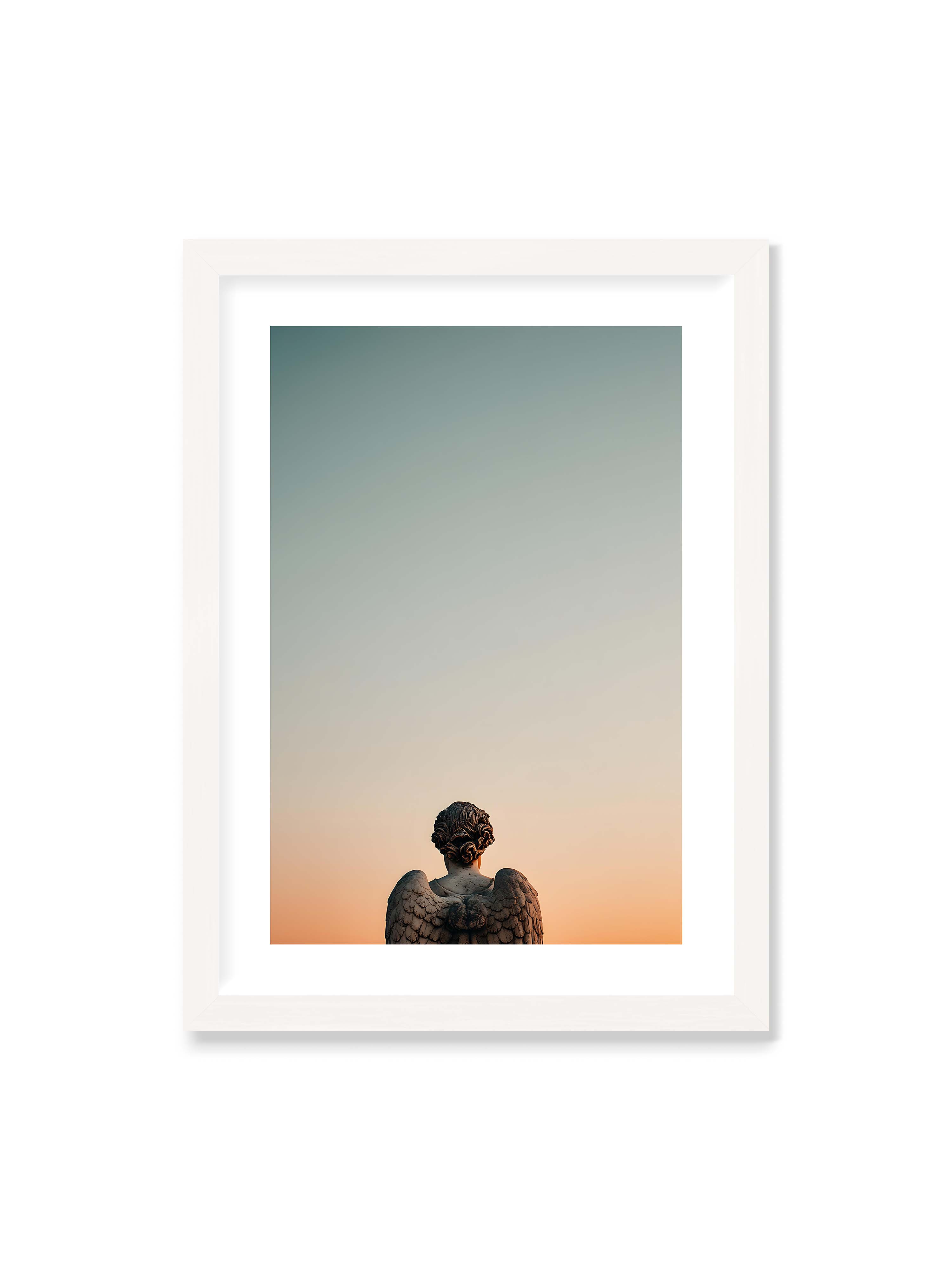 50x70 cm mit weißem Galerie-Rand mit weißem Rahmen – Steinerne Engelsstatue von hinten mit ausgebreiteten Flügeln vor sanftem Abendhimmel.