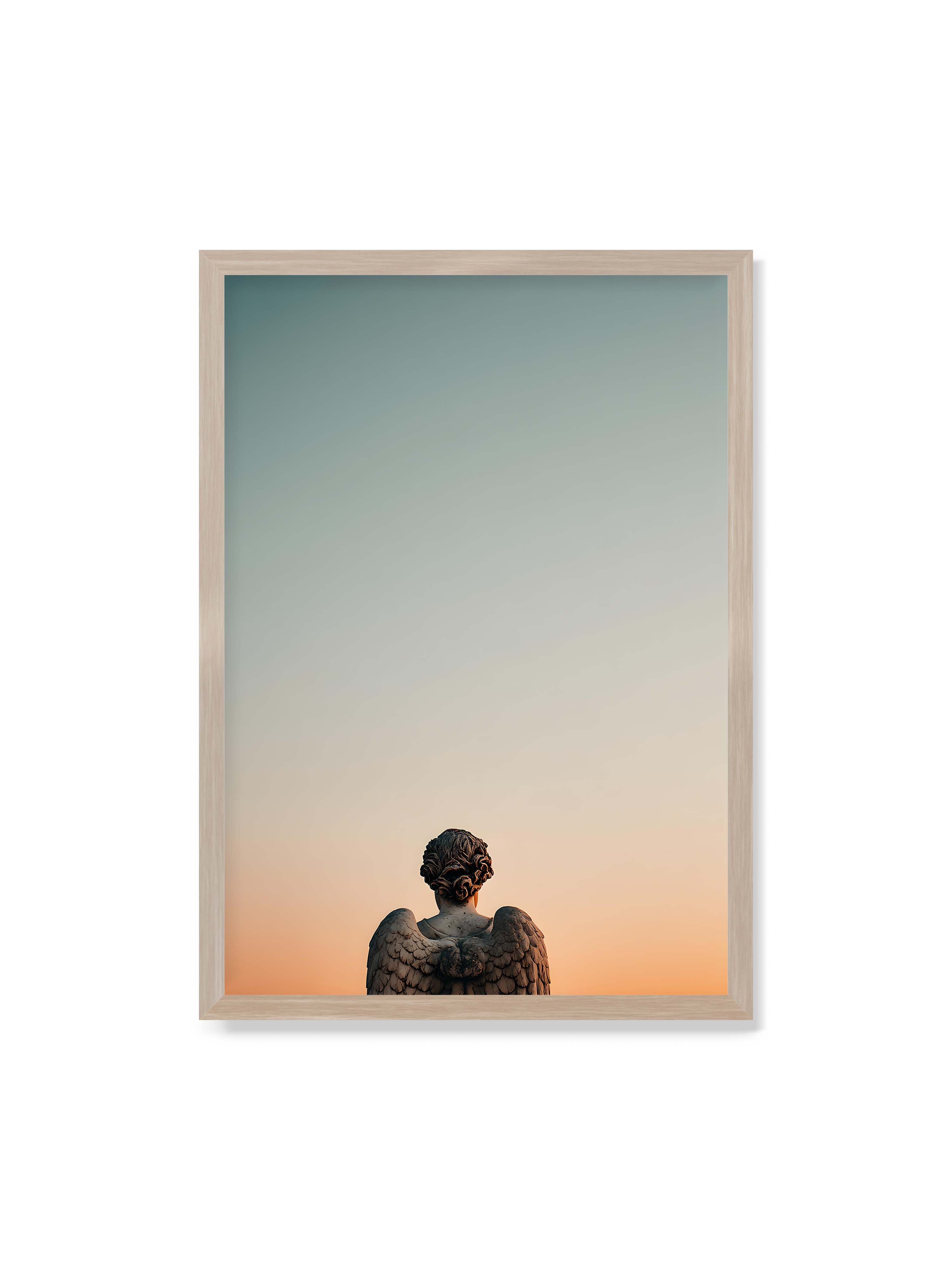 70x100 cm ohne Galerie-Rand im Eichenrahmen – Steinerne Engelsstatue von hinten mit ausgebreiteten Flügeln vor sanftem Abendhimmel.