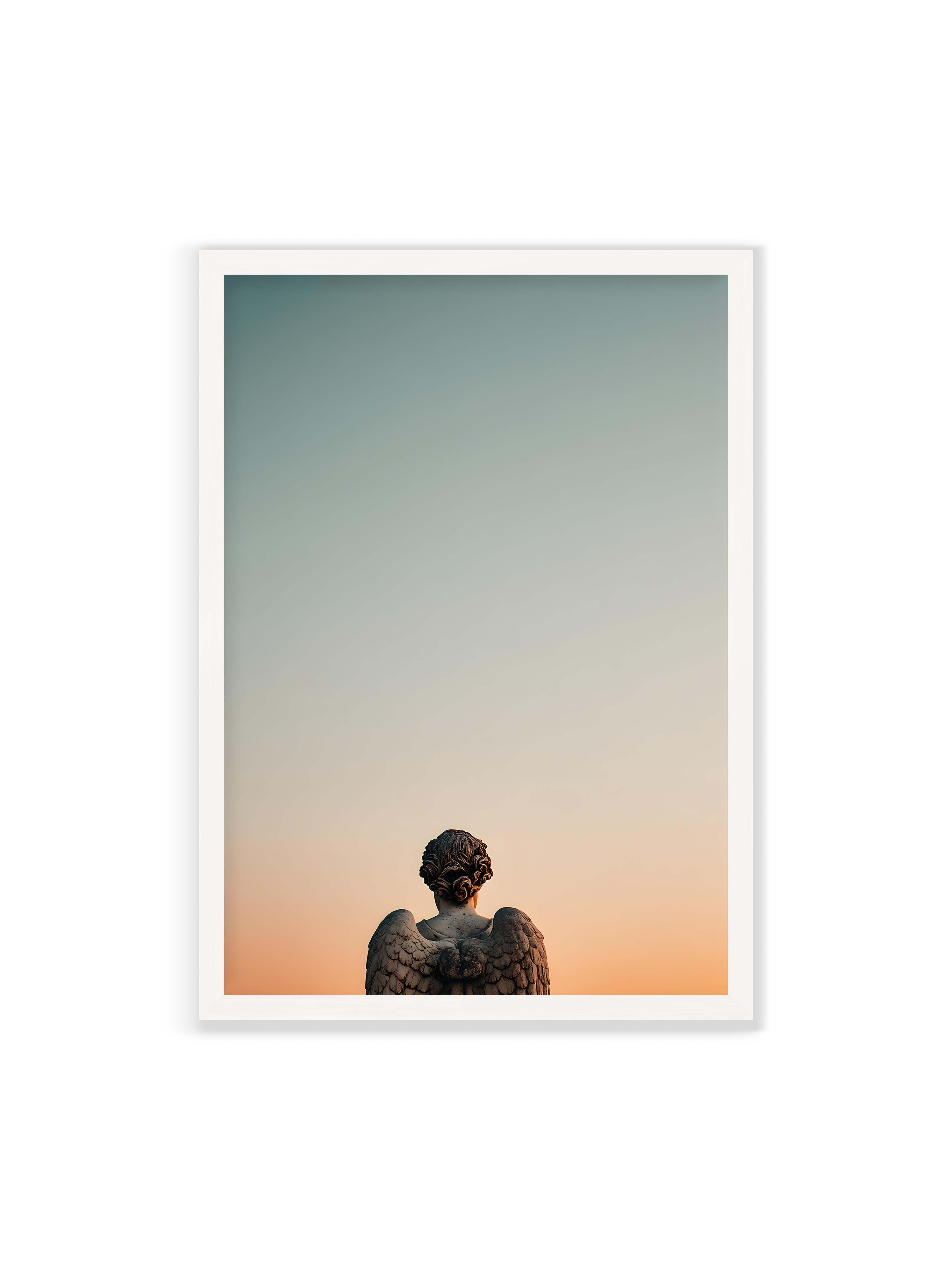 70x100 cm ohne Galerie-Rand mit weißem Rahmen – Steinerne Engelsstatue von hinten mit ausgebreiteten Flügeln vor sanftem Abendhimmel.