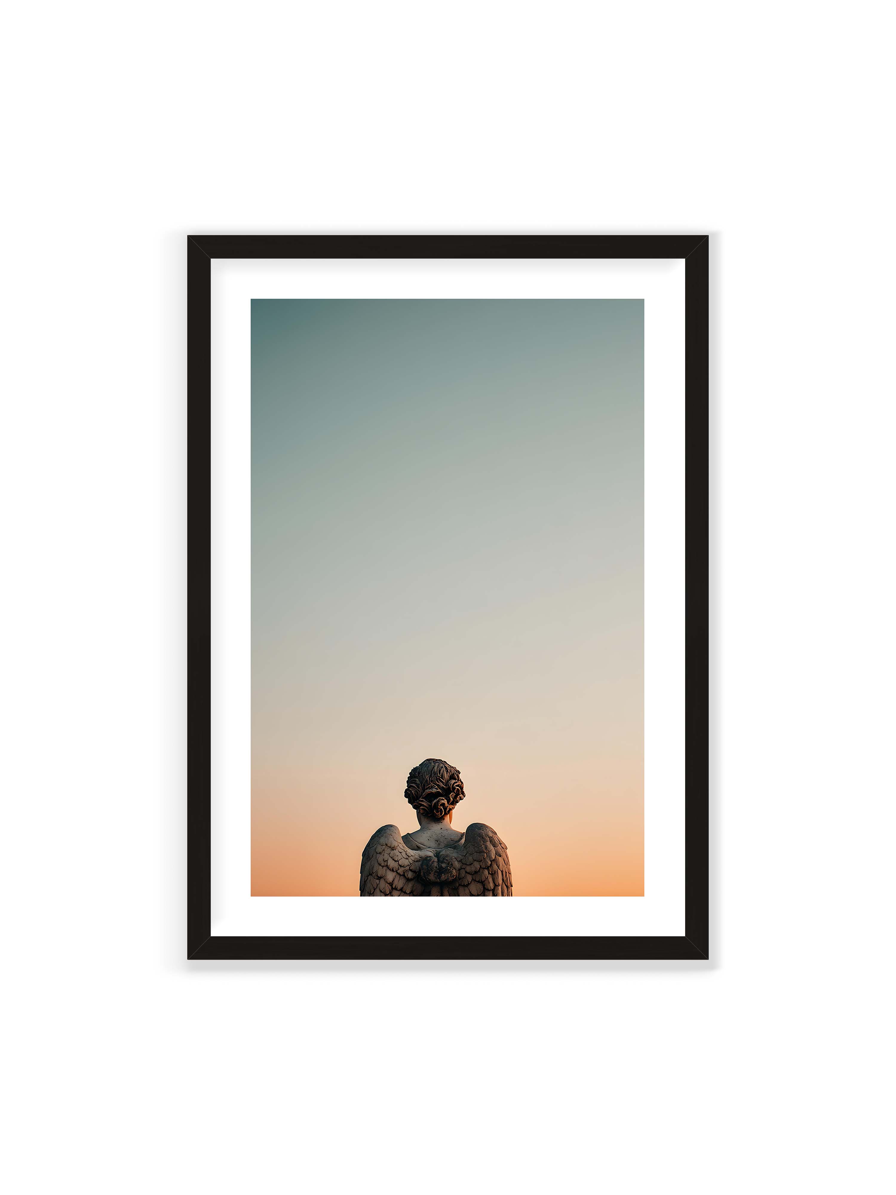 70x100 cm mit weißem Galerie-Rand mit schwarzem Rahmen – Steinerne Engelsstatue von hinten mit ausgebreiteten Flügeln vor sanftem Abendhimmel.