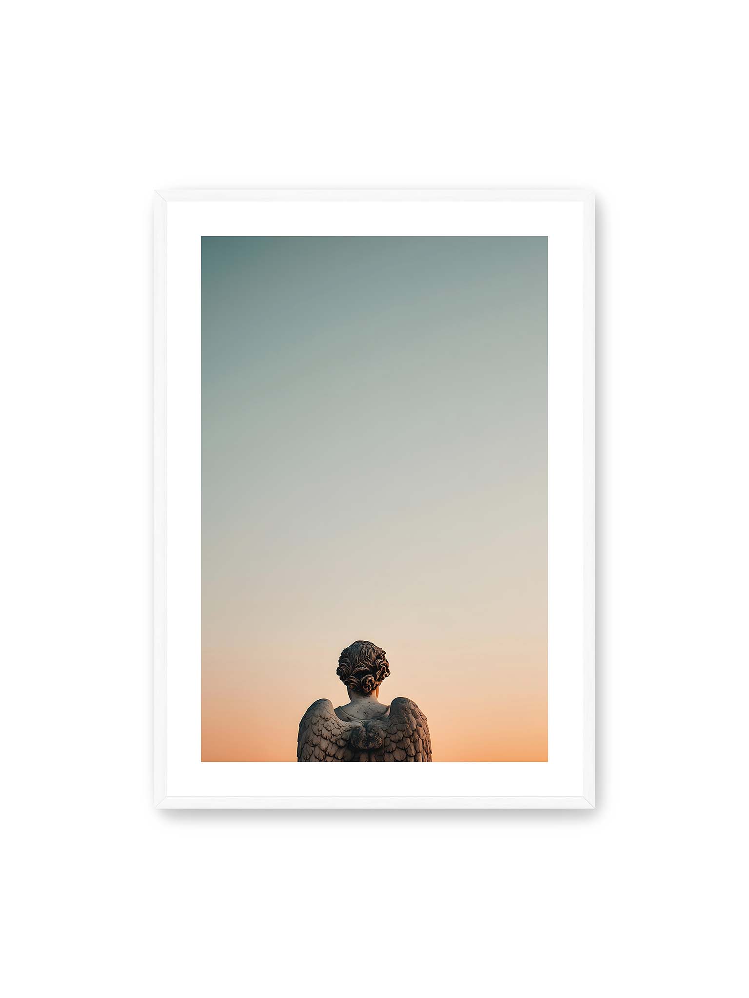 70x100 cm, weißer Galerie-Rand, weißer Rahmen – Rückansicht einer steinernen Engelsstatue vor pastellfarbenem Abendhimmel