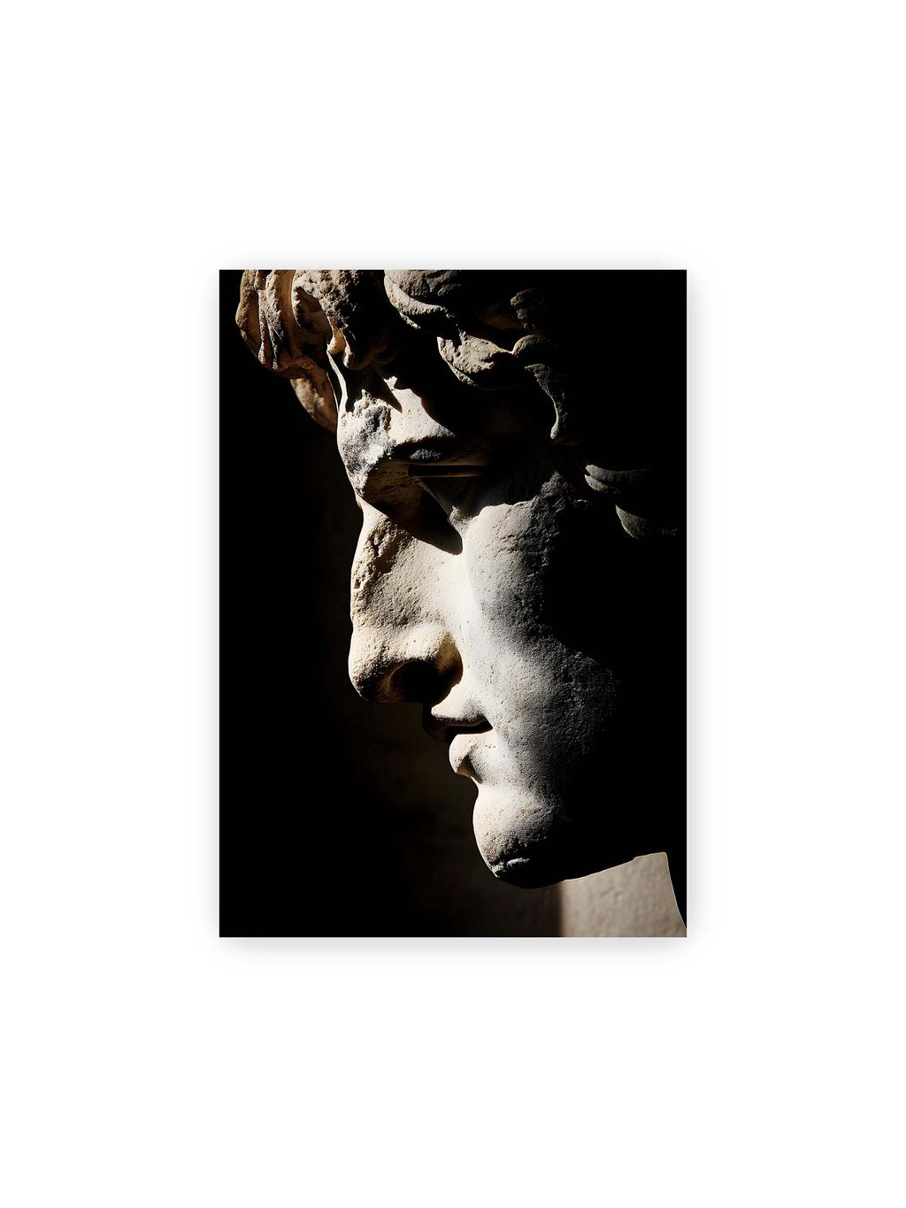 21x30 cm – Profil einer klassischen Marmorskulptur, halb im Schatten, mit starkem gerichteten Licht auf der Steinoberfläche.