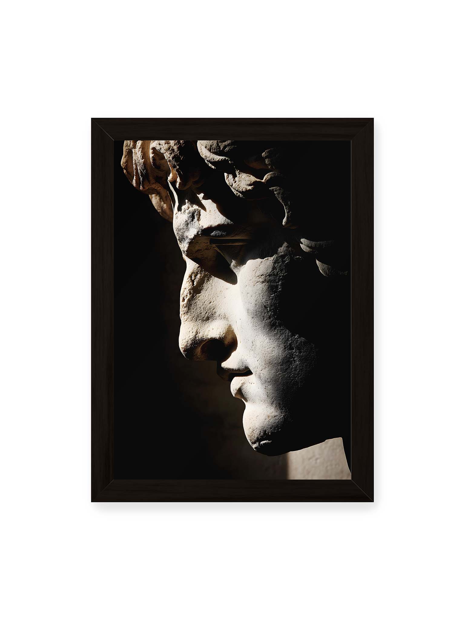 21x30 cm, schwarzer Rahmen – Profil einer klassischen Marmorskulptur, halb im Schatten, mit starkem gerichteten Licht auf der Steinoberfläche.