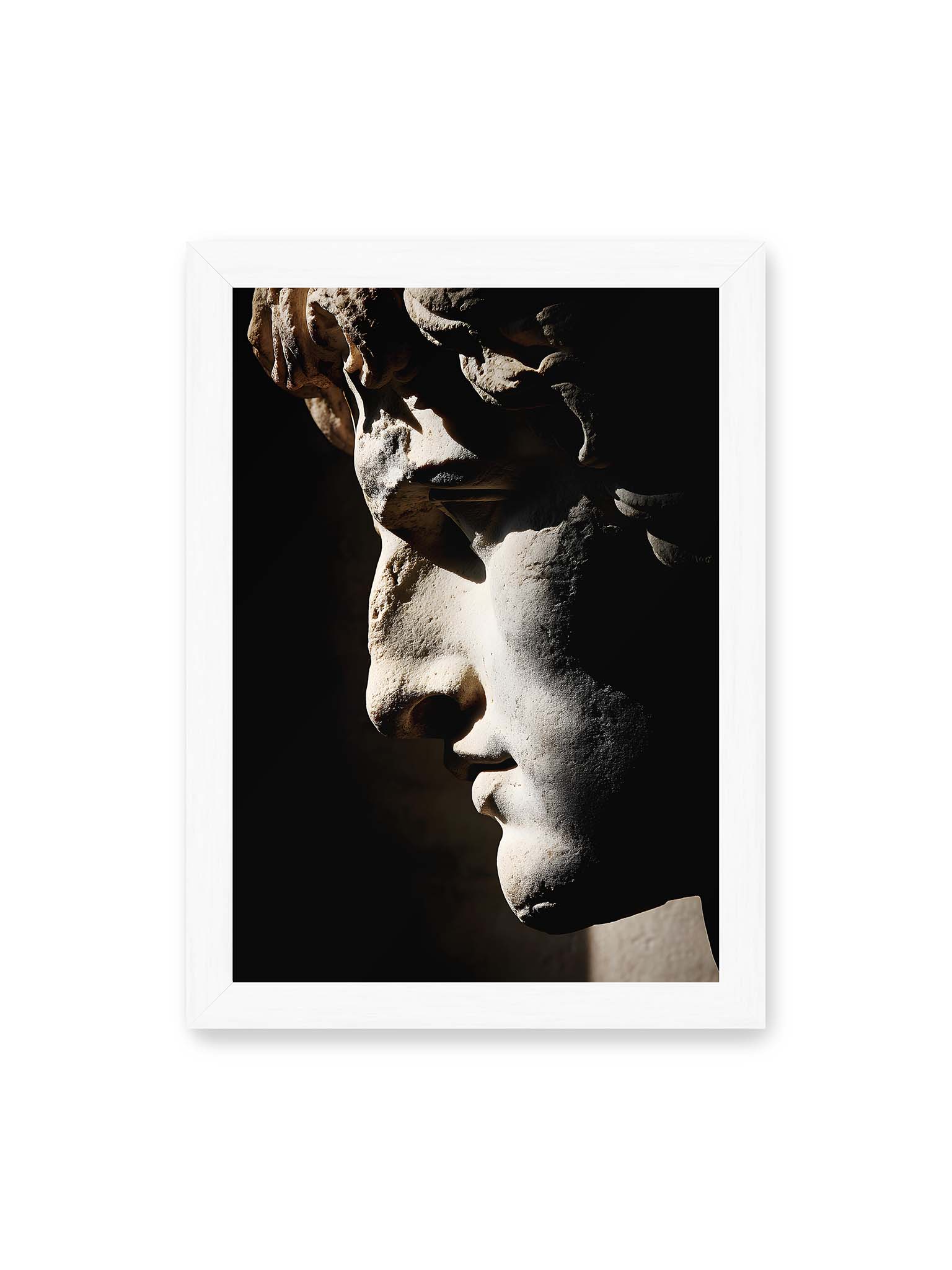 21x30 cm, weißer Rahmen – Profil einer klassischen Marmorskulptur, halb im Schatten, mit starkem gerichteten Licht auf der Steinoberfläche.