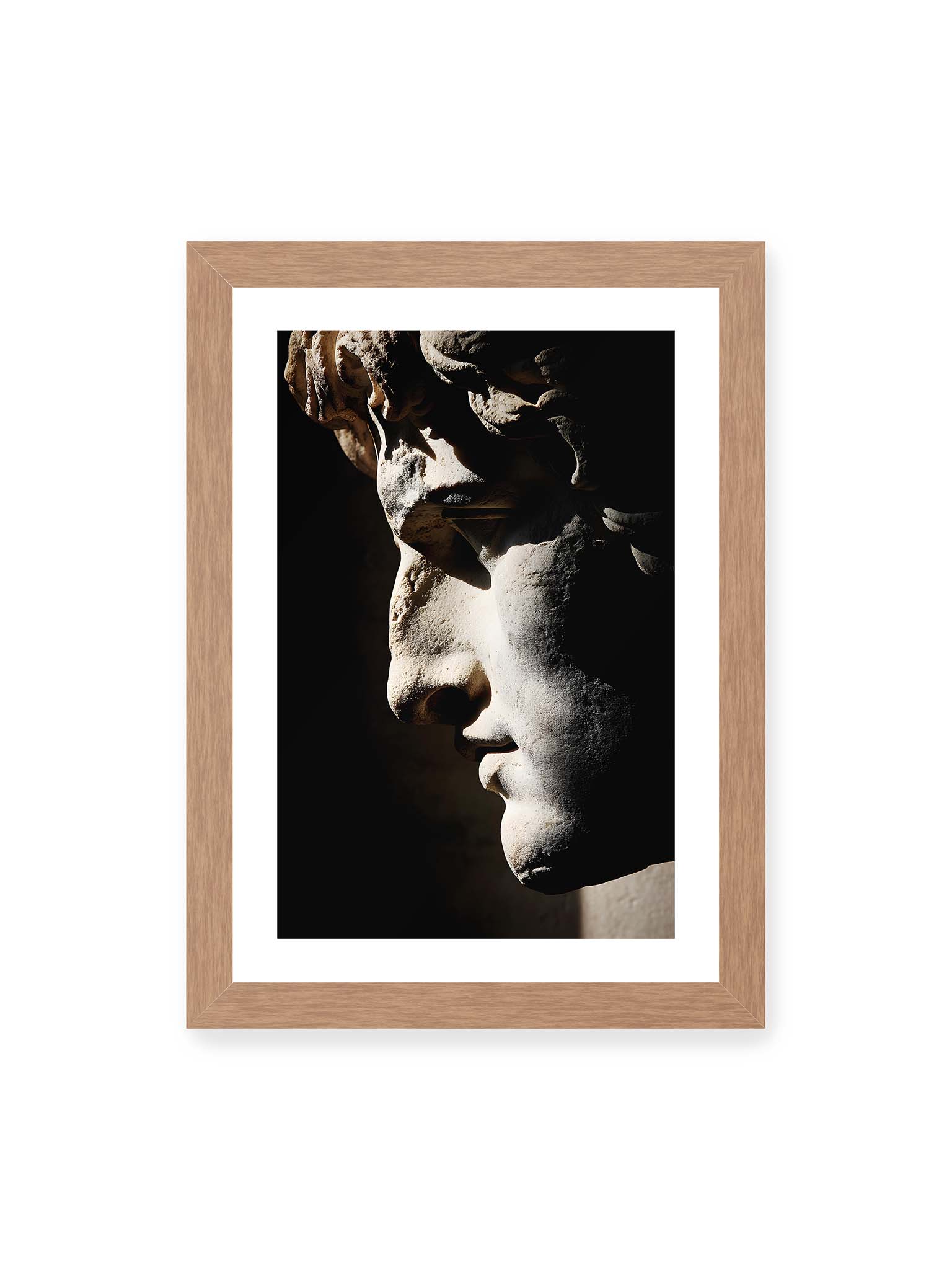 21x30 cm, weißer Galerie-Rand, Eichenrahmen – Profil einer klassischen Marmorskulptur, halb im Schatten, mit starkem gerichteten Licht auf der Steinoberfläche.
