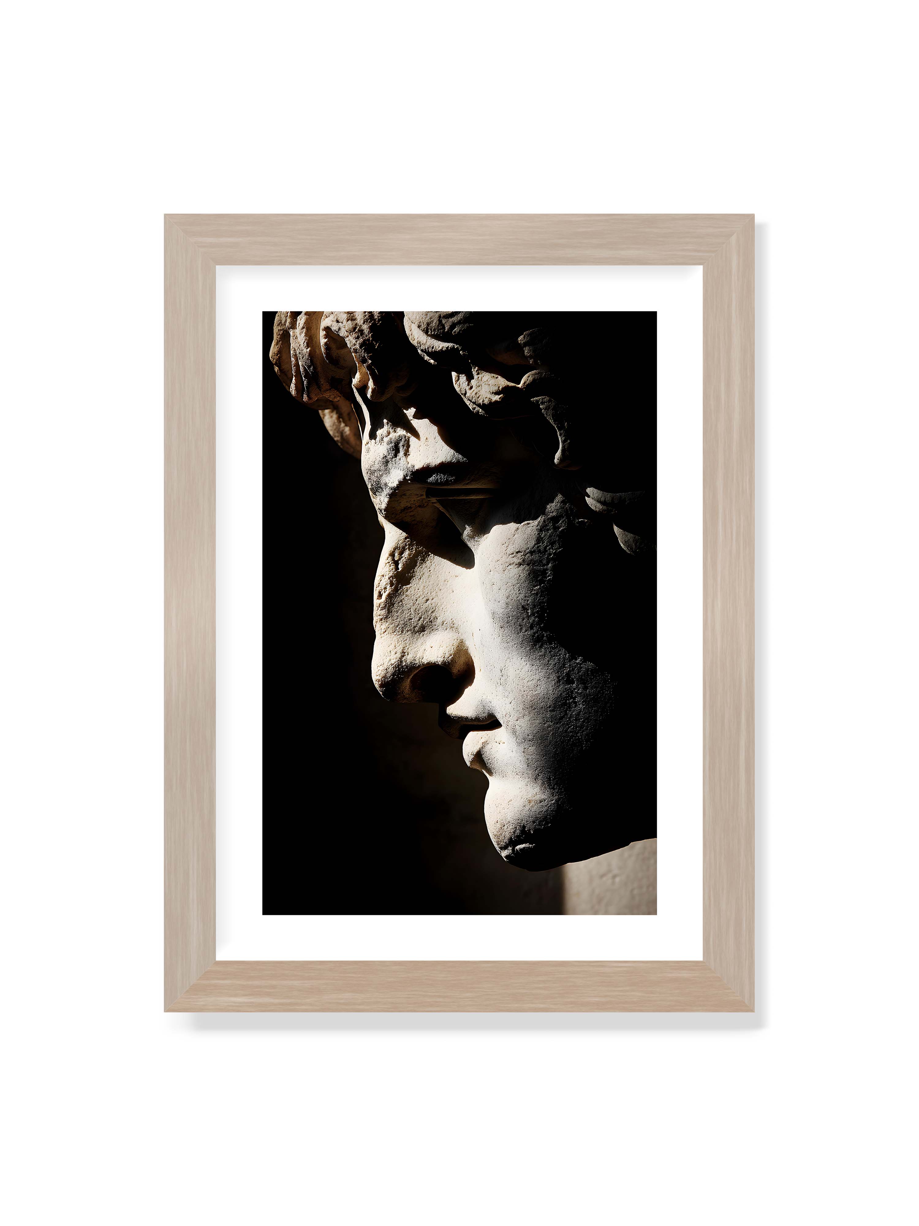 21x30 cm mit weißem Galerie-Rand im Eichenrahmen – Profil einer klassischen Marmorskulptur, halb im Schatten, mit starkem gerichteten Licht auf der Steinoberfläche.