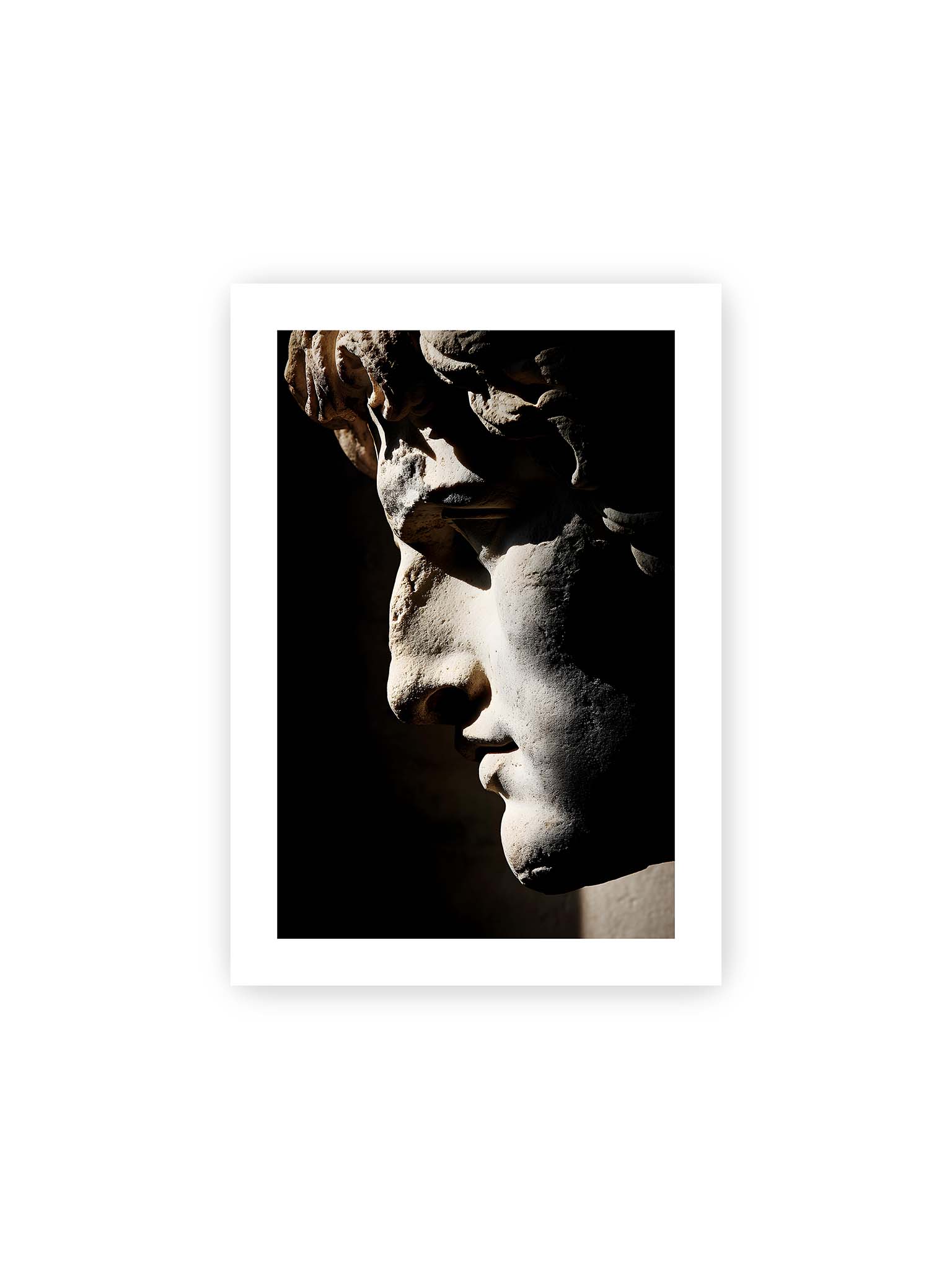 21x30 cm, weißer Galerie-Rand – Profil einer klassischen Marmorskulptur, halb im Schatten, mit starkem gerichteten Licht auf der Steinoberfläche.